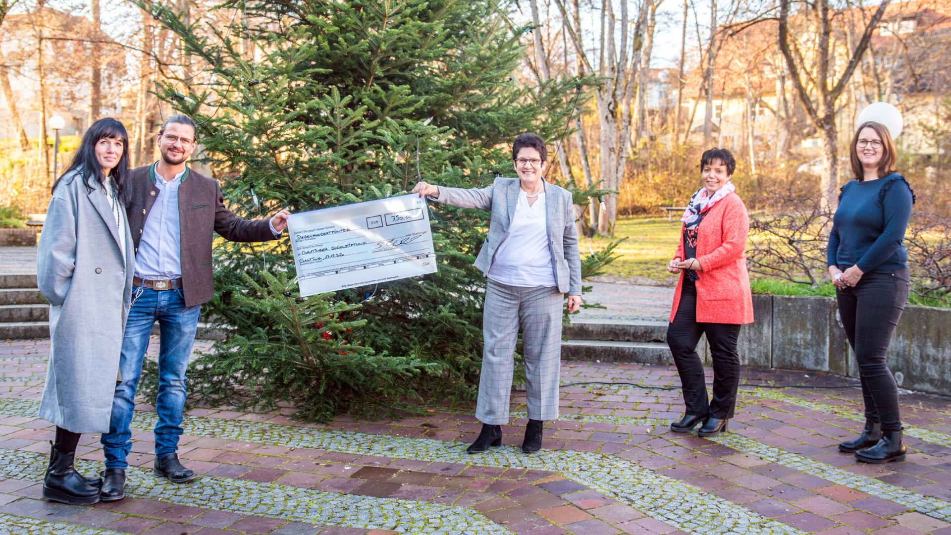 Spendenübergabe (v.l.n.r.): Anjuli und Simon Wankerl, Bürgermeisterin Dr. Brigitte Kössinger sowie Daniela Kaindl und Cornelia Hollstein, beide GB5, Gemeinde Gauting.