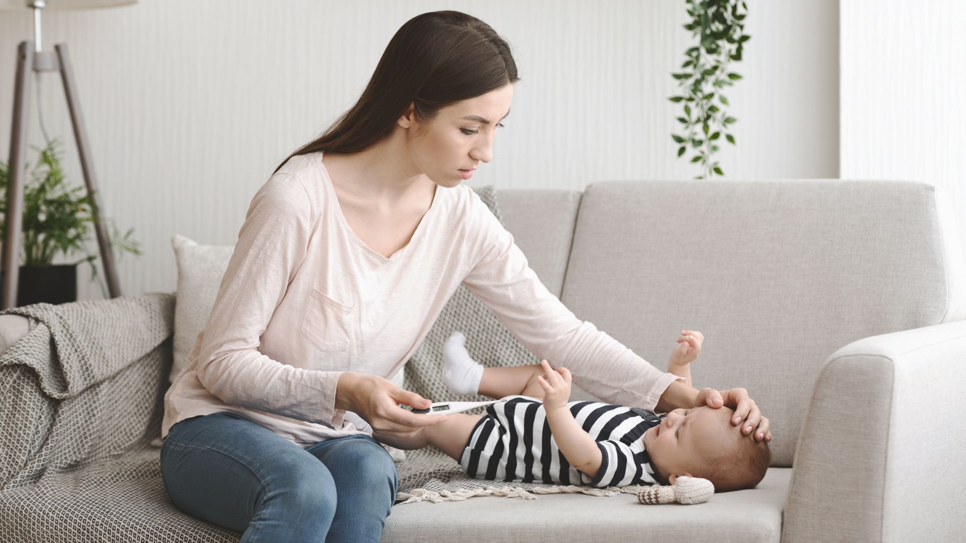 Wenn junge Eltern unsicher sind oder Rat benötigen, kann ein Anruf bei der Babysprechstunde des Landratsamt München helfen.