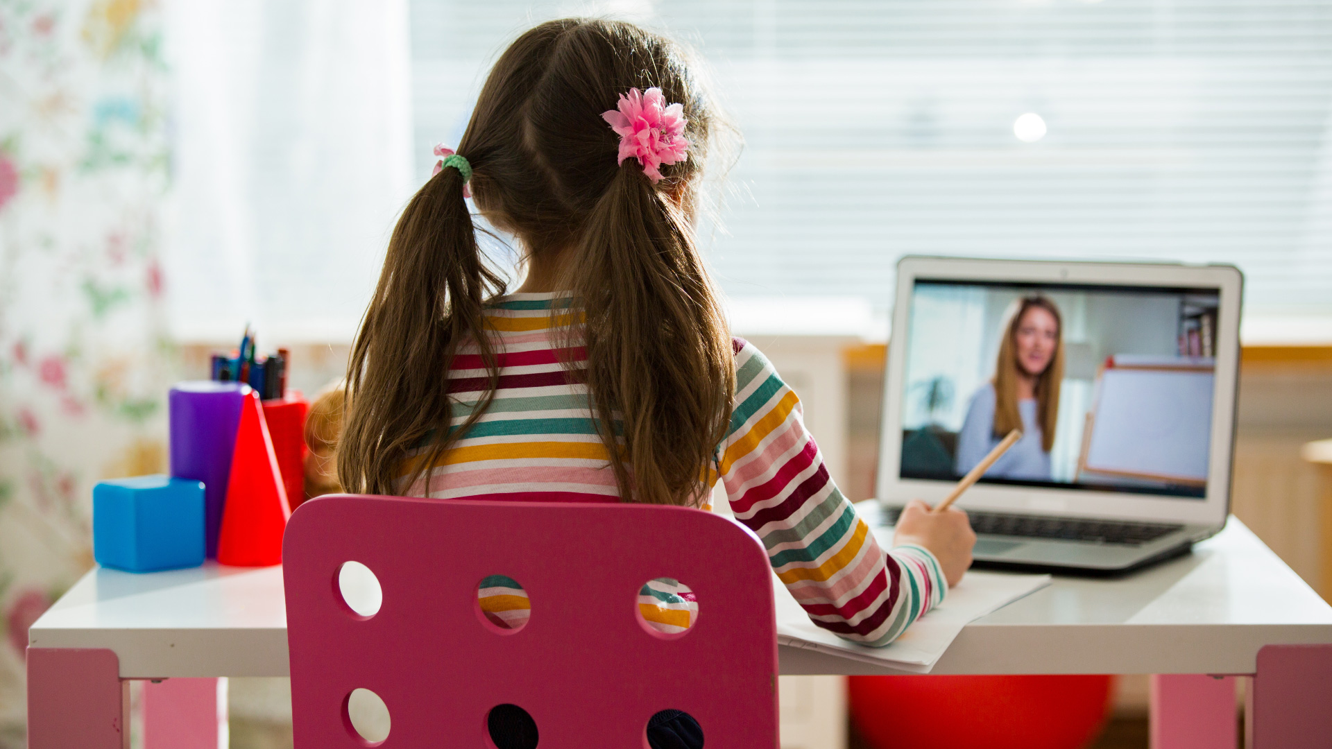 Jeden Tag allein vor dem Computer – der fehlende persönliche Kontakt in der Klassengemeinschaft belastet viele Schüler*innen.