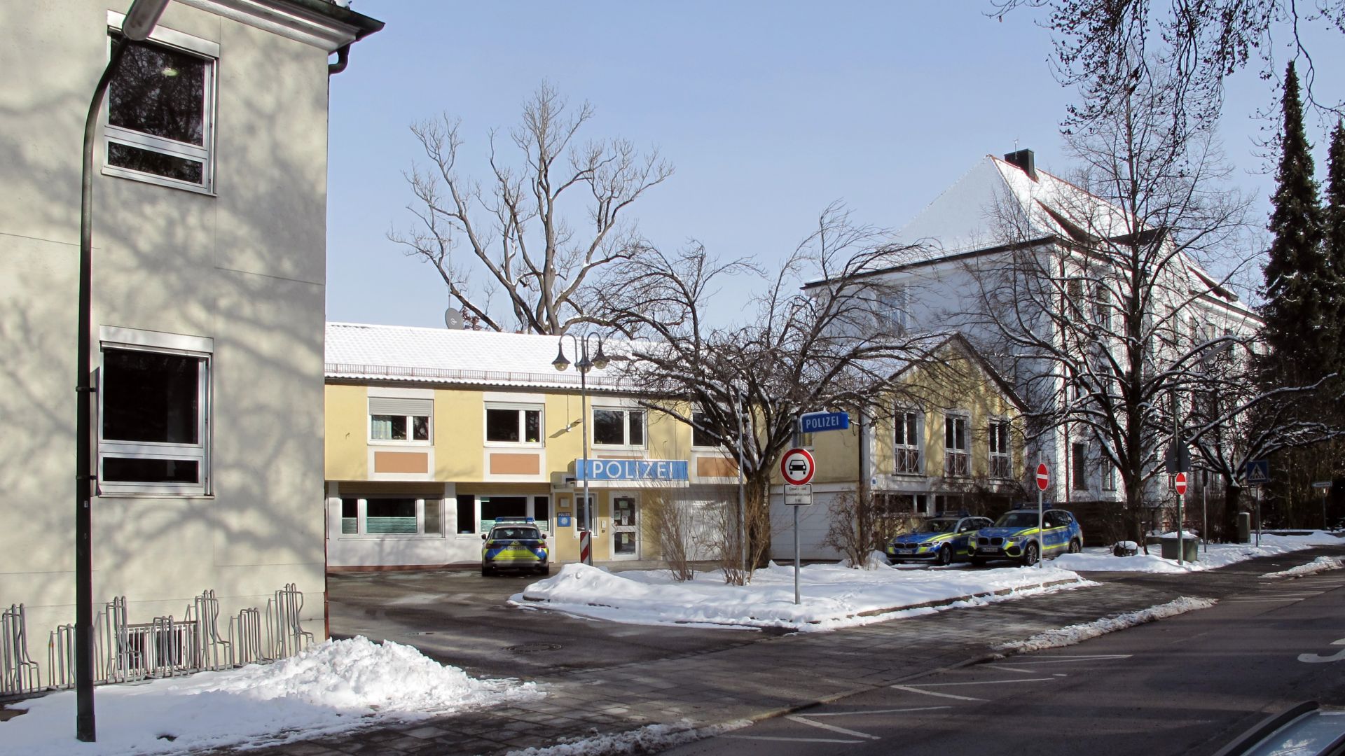 Die Planegger Polizeistation zwischen Musikschule (l.) und Volksschule im Hintergrund.