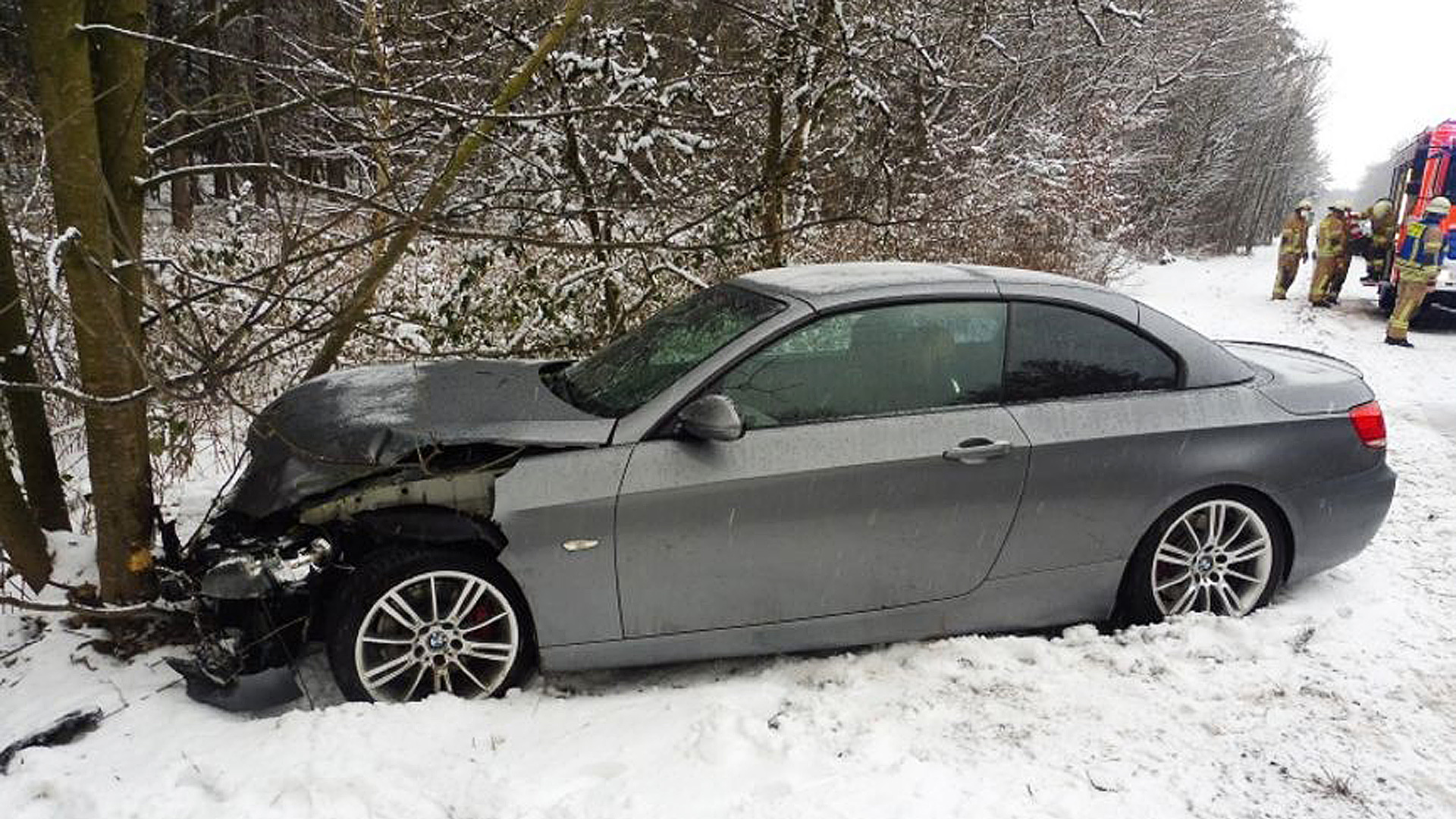 Der Fahrer dieses BMW wurde glücklicherweise nur leicht verletzt. An seinem Fahrzeug entstand dagegen Totalschaden.