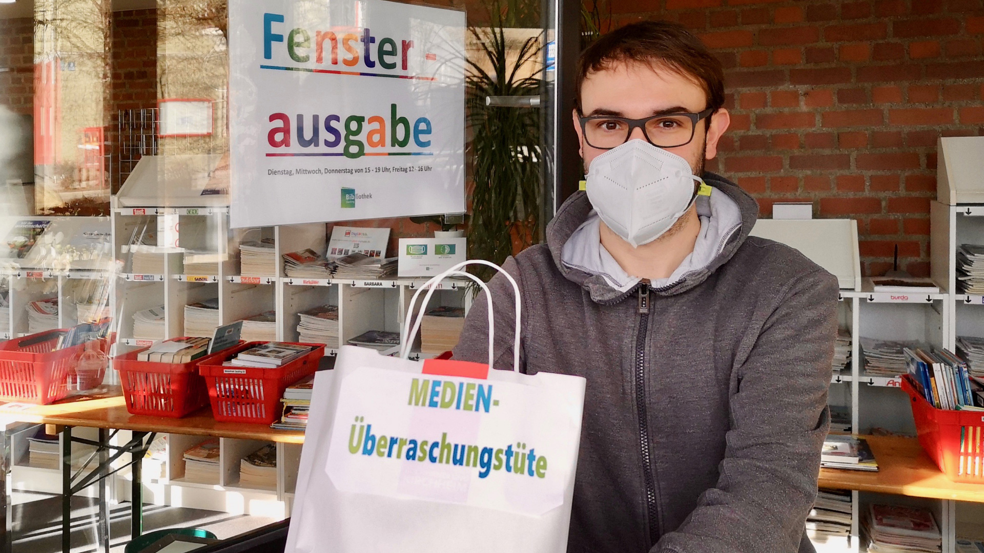 Antonio Franzese an der Bücherausgabe der Gautinger Bibliothek: „Wir fensterln wieder!“