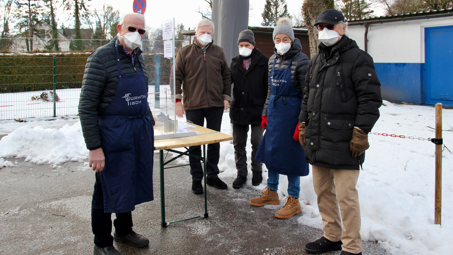 Rupert Walter, Joachim Schrader vom Diakonieverein, Emil Knies, WürmtalTisch-Gründerin Petra Schaber und Wolfhard Schmick (v.l.n.r.) bei der ersten Gutschein-Ausgabe des WürmtalTisch in 2021.