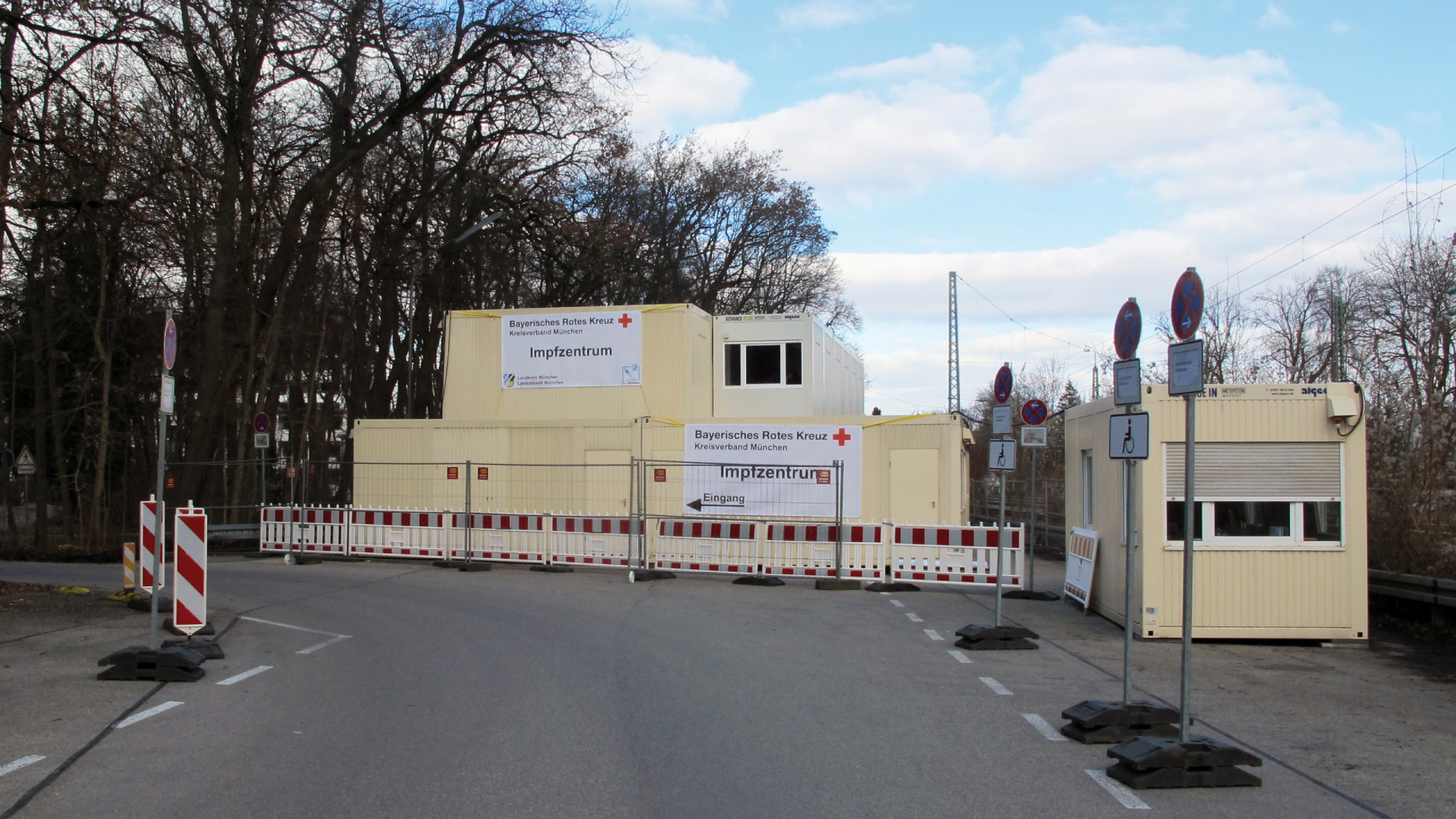 Das Planegger Impfzentrum ist auf dem westlichen Parkplatz des S-Bahnhof stationiert.