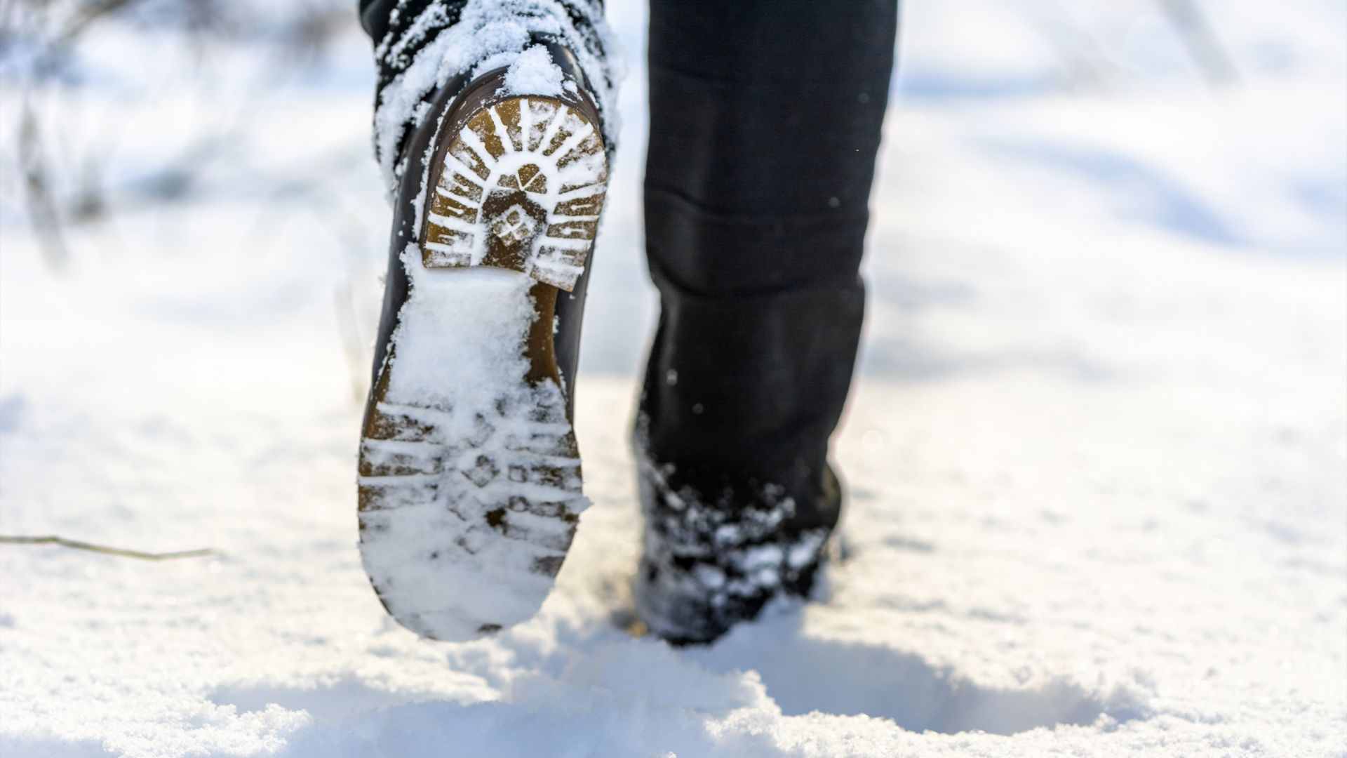 Jeder Schritt über den Schnee knirscht hörbar. Das liegt an der mikroskopischen Struktur der Schneeflocken.