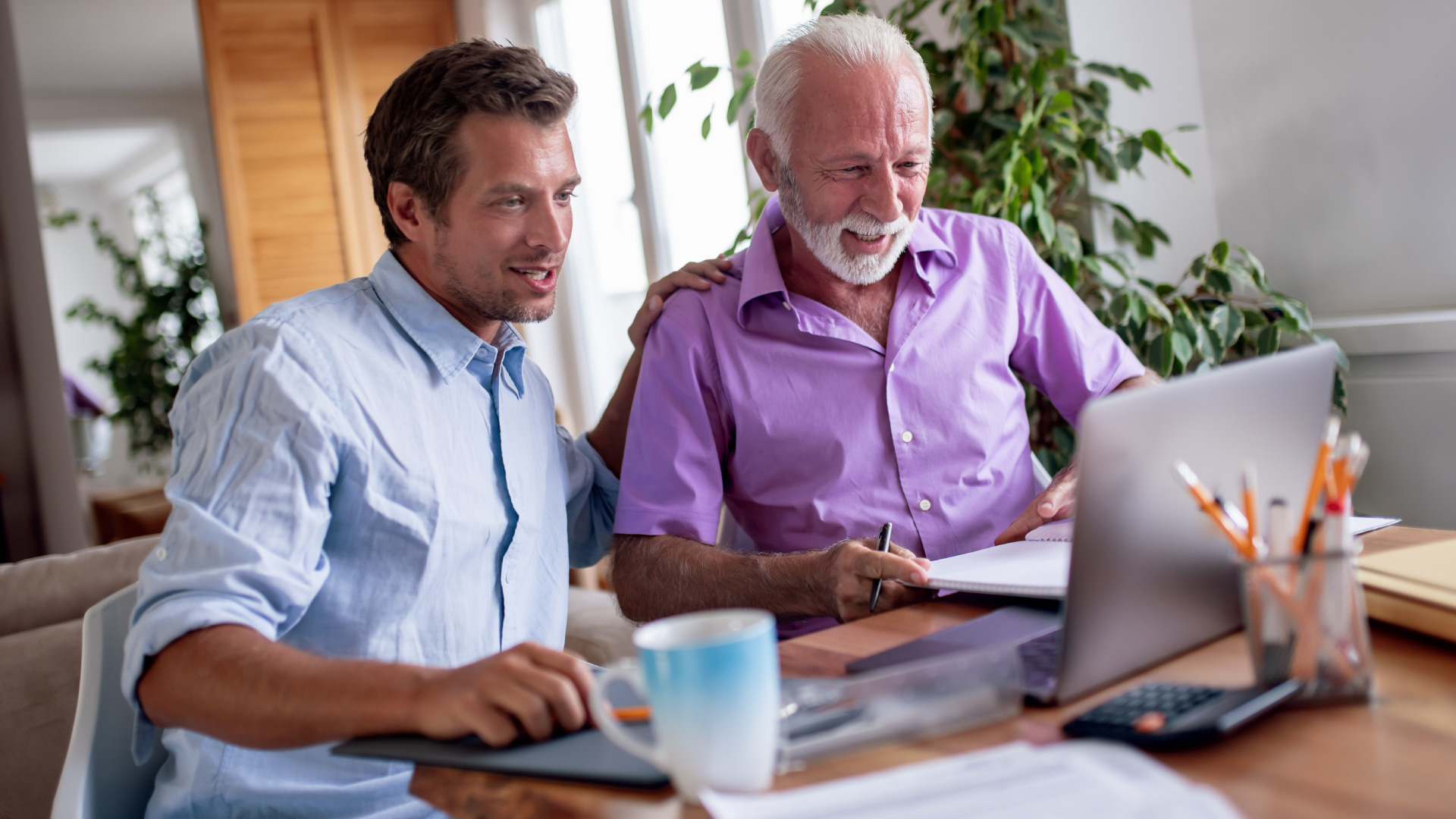 Beim Tandemsystem gibt eine Vertrauensperson des Seniors digitale Hilfestellung und wird dabei vom Seniorenbeirat Gauting unterstützt.