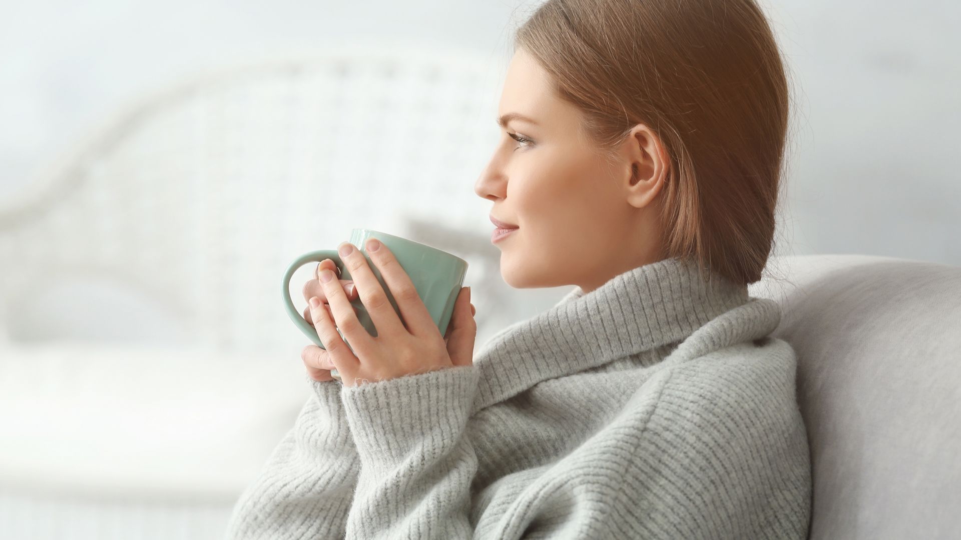 Ausreichend lange Schlafphasen und regelmäßige Ruhepausen machen ausgeglichener und belastbarer. Mit einer Tasse Tee auf dem Sofa lässt sich die winterliche Schwermut bekämpfen.