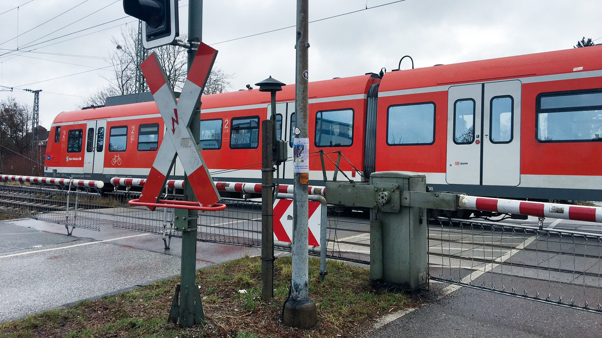 Laut Landeshauptstadt München ist zu befürchten, dass sich die Schließzeiten der Schranke am Bahnübergang Brunhamstraße nach Fertigstellung der zweiten Stammstrecke auf ca. 46 Minuten pro Stunde erhöhen.