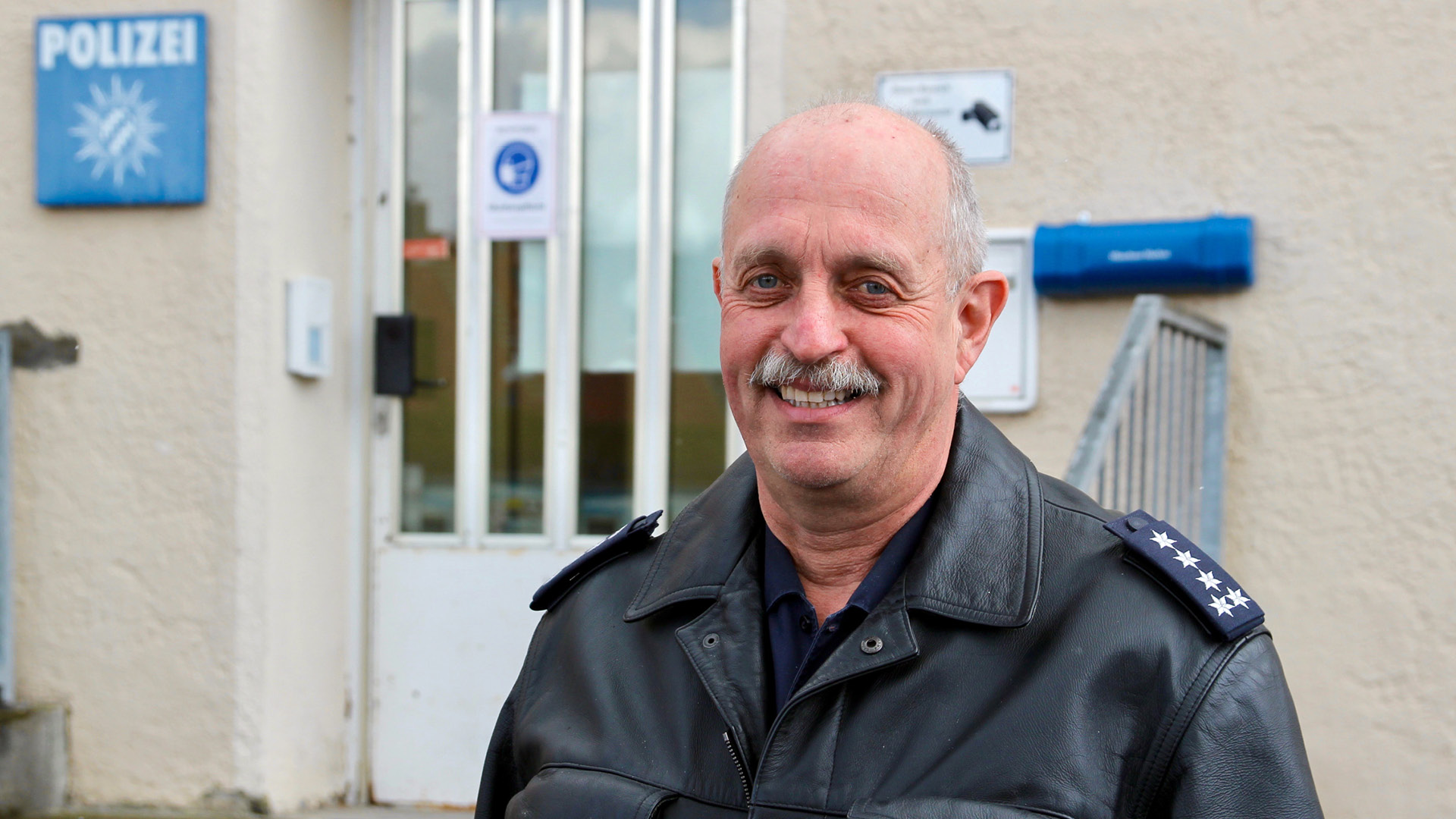 Ernst Wiedemann, Erster Polizeihauptkommissar, vor der Polizeiinspektion Gauting.