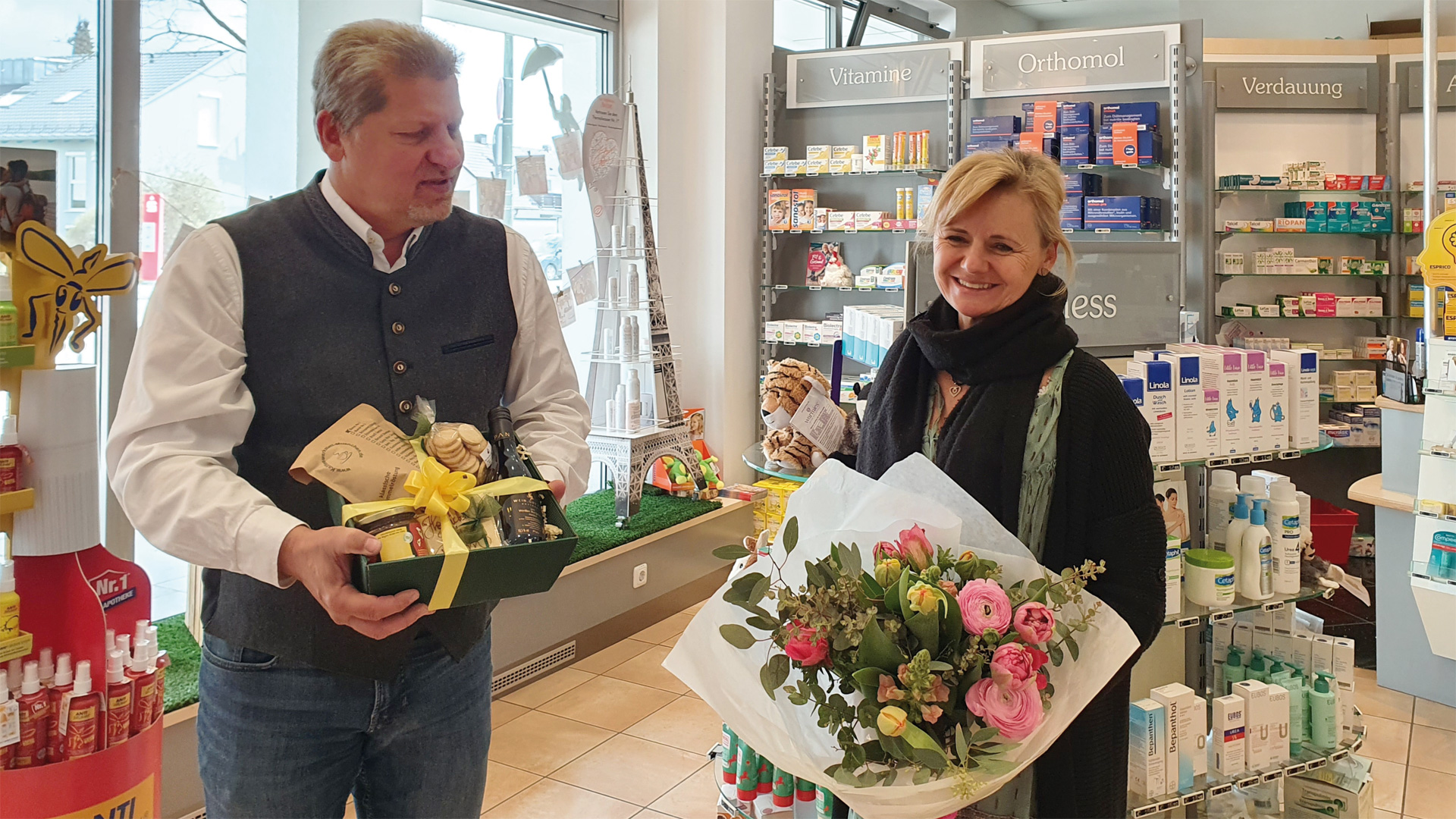 Bürgermeister Harald Zipfel (l.) gratulierte Inhaberin Brigitte Haas zum Jubiläum und dankte gleichzeitig für das Schnelltest-Angebot der Apotheke.