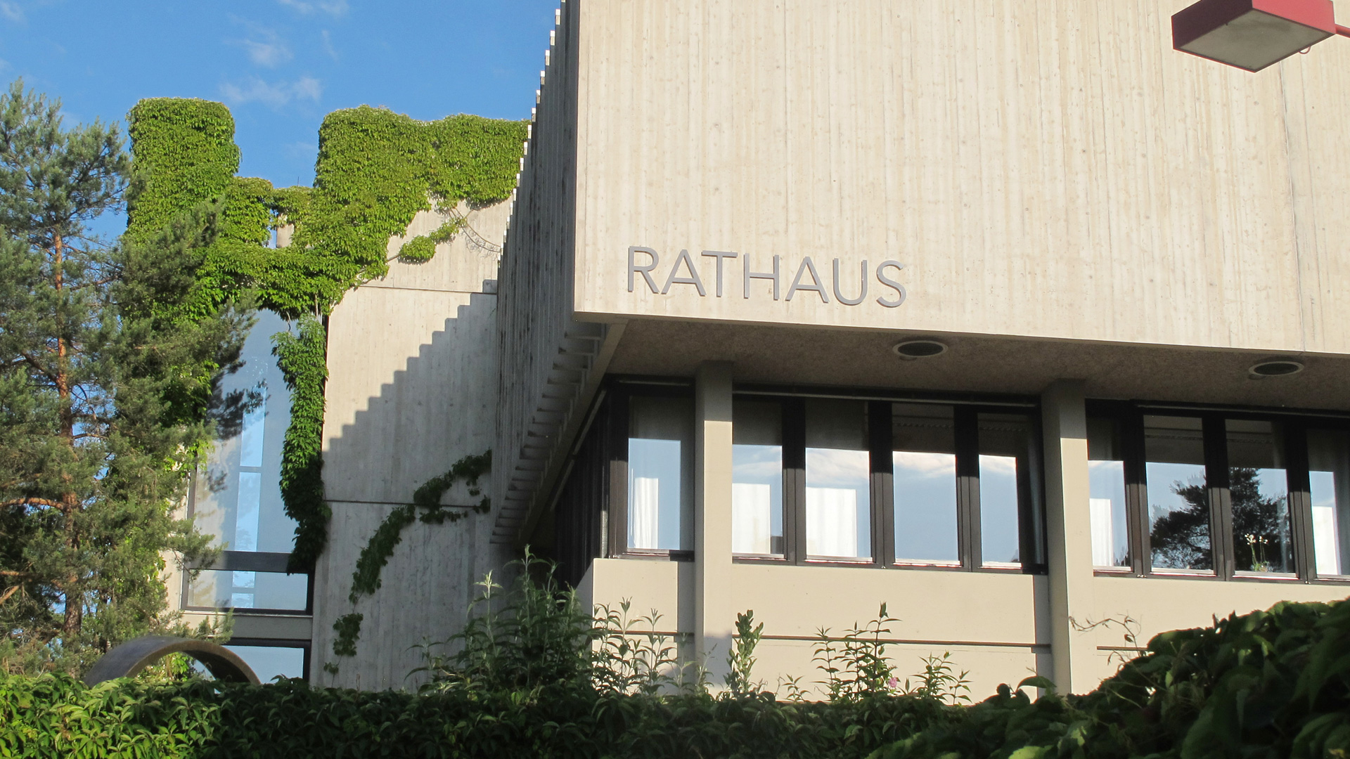 Bei der Sanierung der Rathaus-Fenster werden die originalen, hochwertigen Holzrahmen erhalten, bekommen aber eine neue Verglasung.