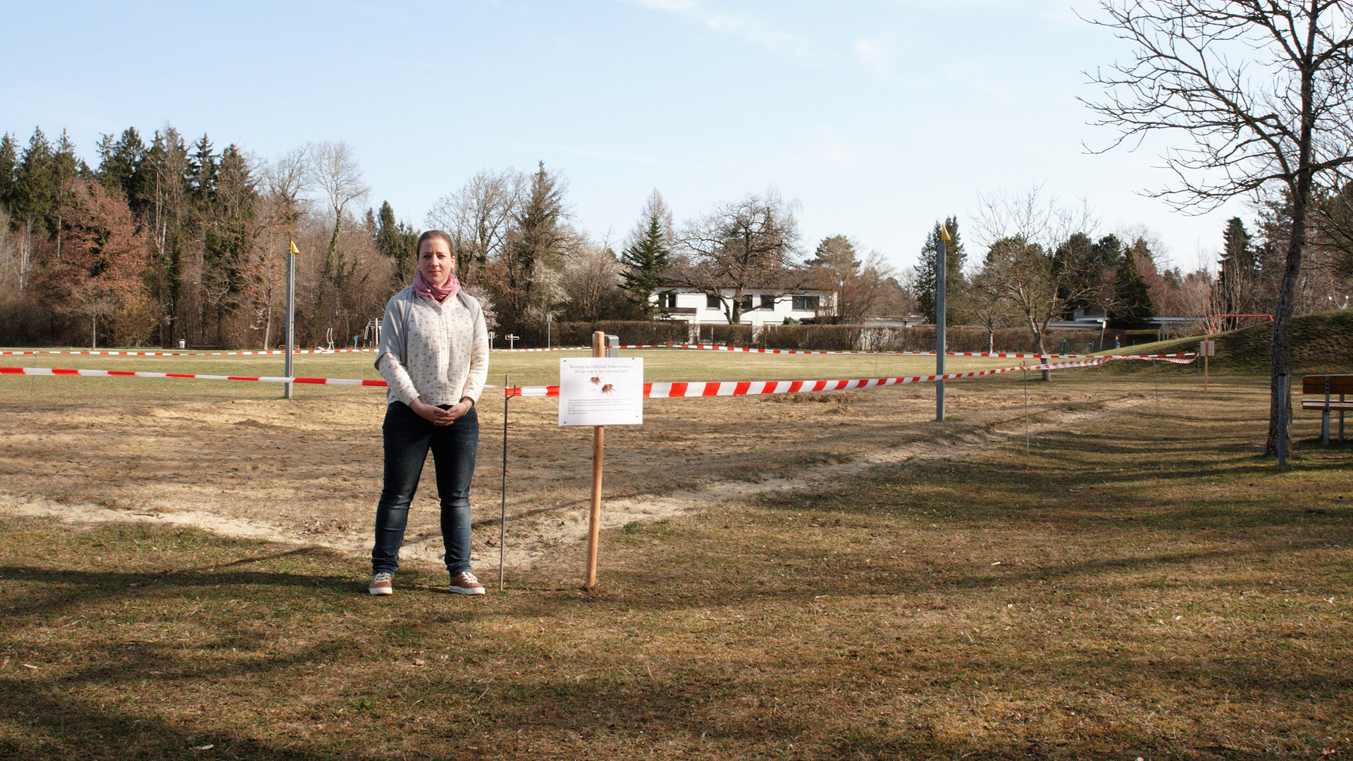 Umweltreferentin Verena Texier-Ast bittet die Volleyballer um Verständnis für die vorübergehende Sperrung der Felder.