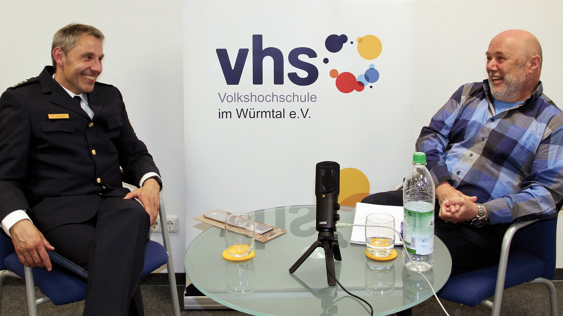 Thomas Sorgalla (l.) im „VHS-Webtalk-Studio“ mit Moderator Franz Jaquet.