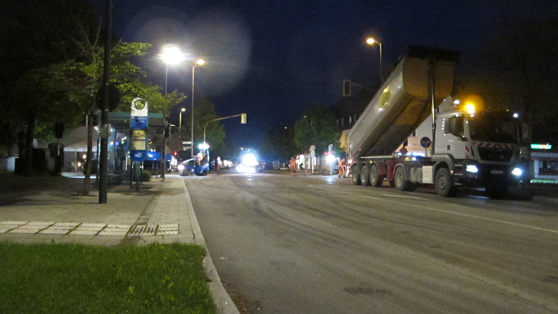 Ab der Kreuzung Rottenbucher Straße wurde der westliche Abschnitt der Bahnhofstraße Freitagnacht asphaltiert.