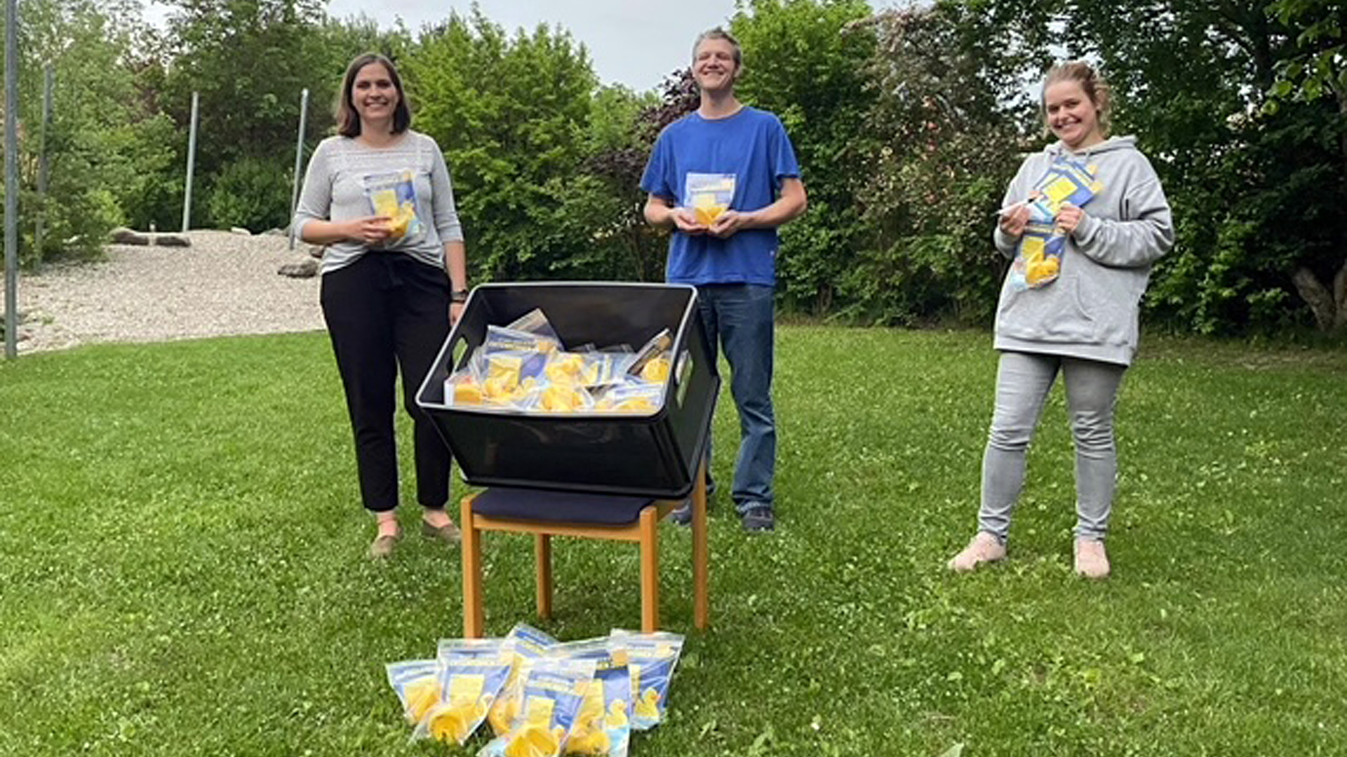 Die Vorstandsmitglieder (v.l.n.r.) Veronika Anselm, Alexander Wittmar und Rebecca Baur mit den gepackten Enten.