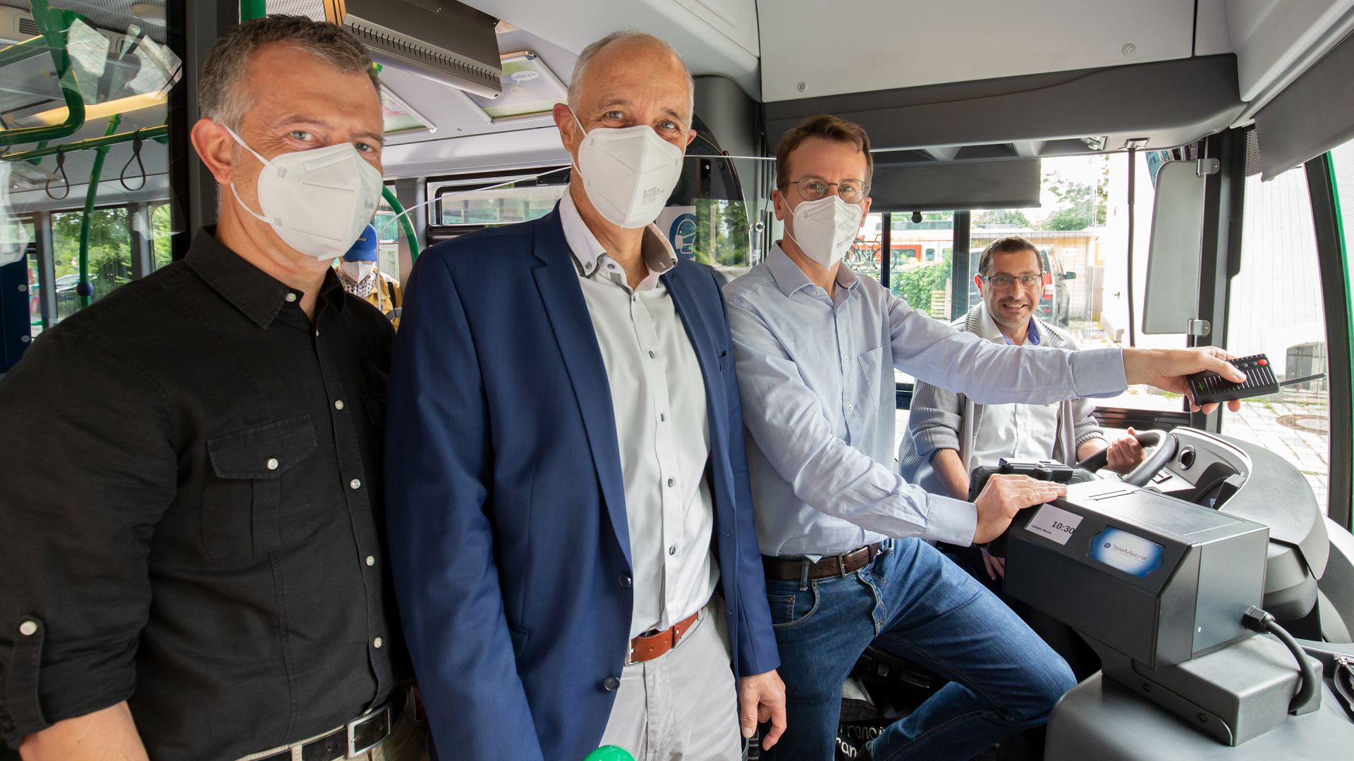 Norbert Rudzki (Betriebsleiter), Klaus Kögel (Bürgermeister Gemeinde Seefeld), Landrat Stefan Frey und Busfahrer Lazzaro Nicola bei der Vorstellung des neuen Busbevorrechtigungssystems, v.l.n.r.