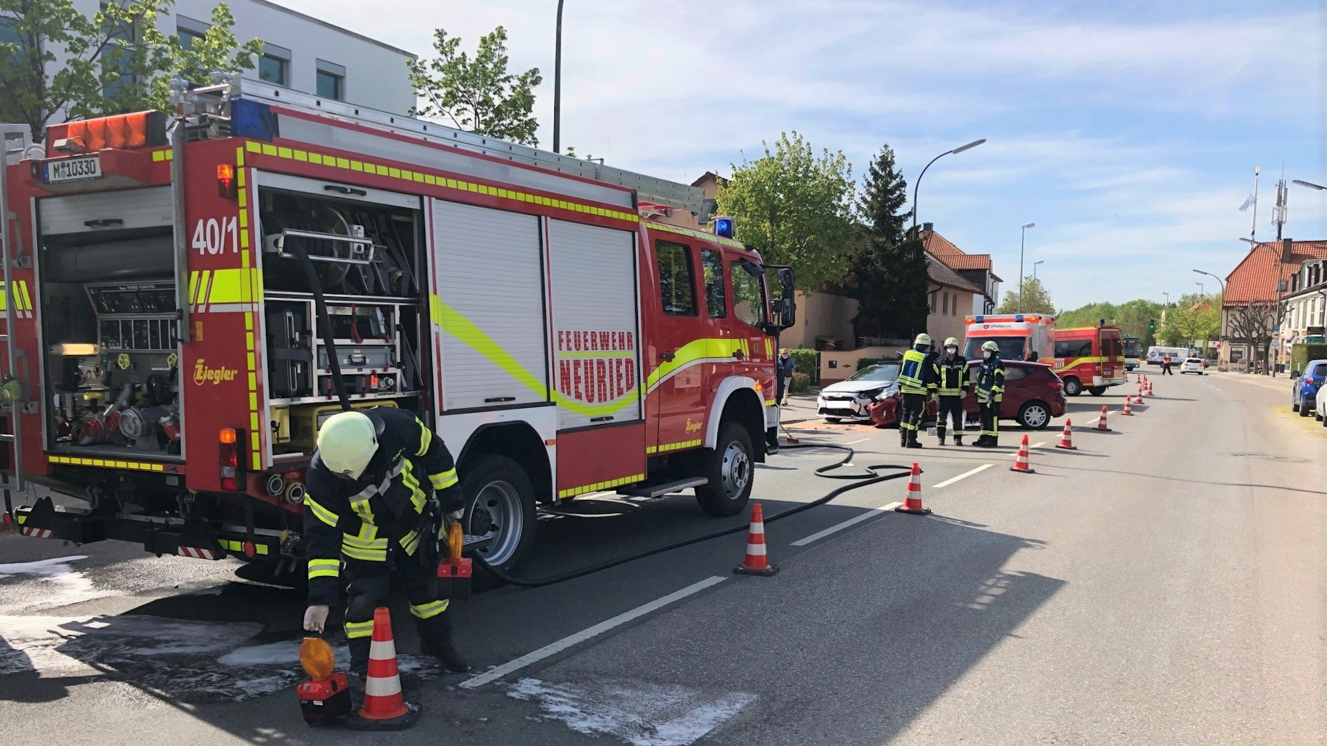 Verkehrsunfall auf der Forstenrieder Straße mit Ölspur - diese Einsätze wären von einer Satzung für die örtliche Feuerwehr betroffen (Foto: Freiwillige Feuerwehr Neuried)