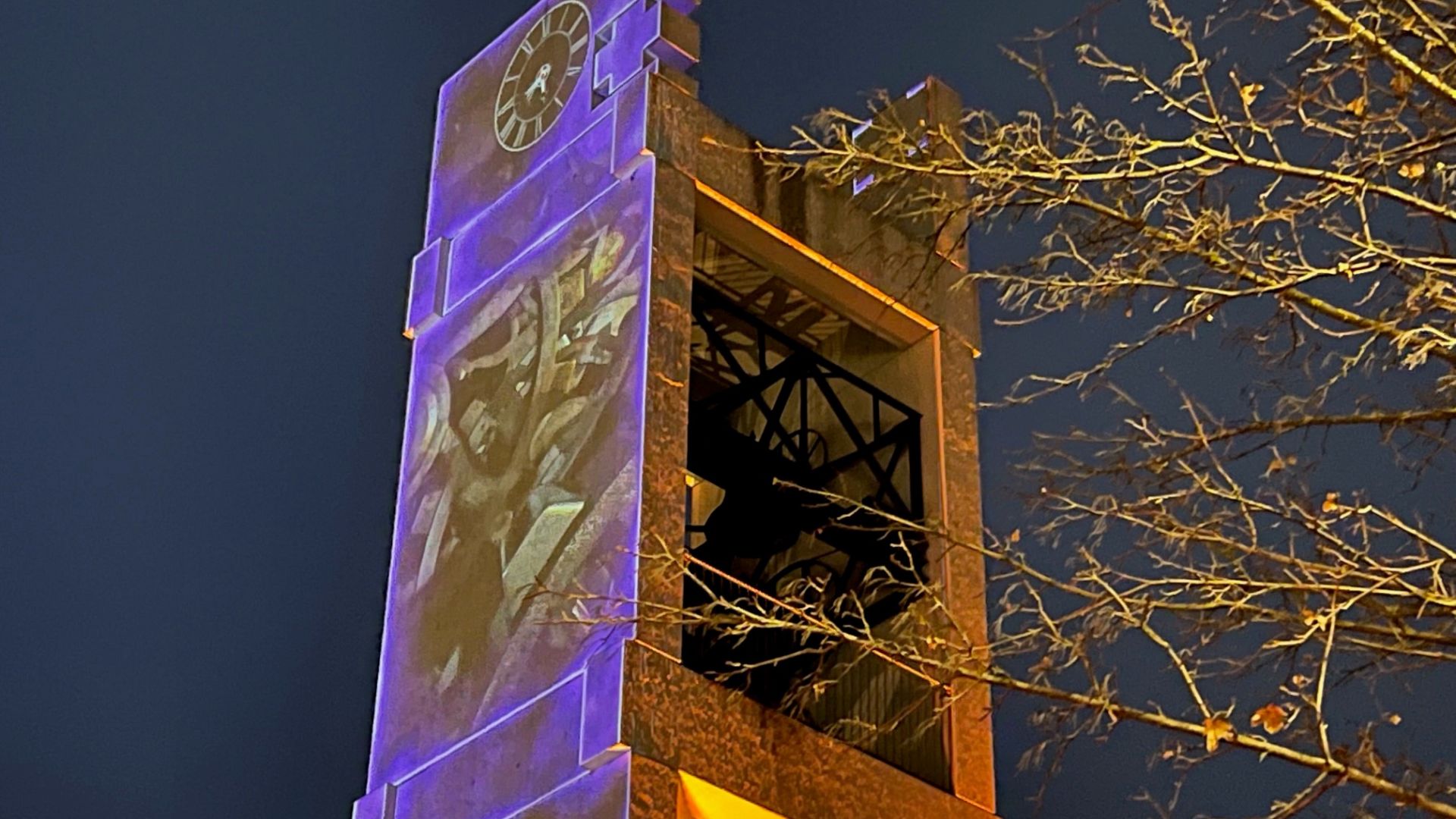 Lichtinstallation des Künstlers Axel Berger von #IsarStreetArt in Zusammenarbeit mit Green Light Medientechnik (Foto: Gemeinde Gräfelfing)