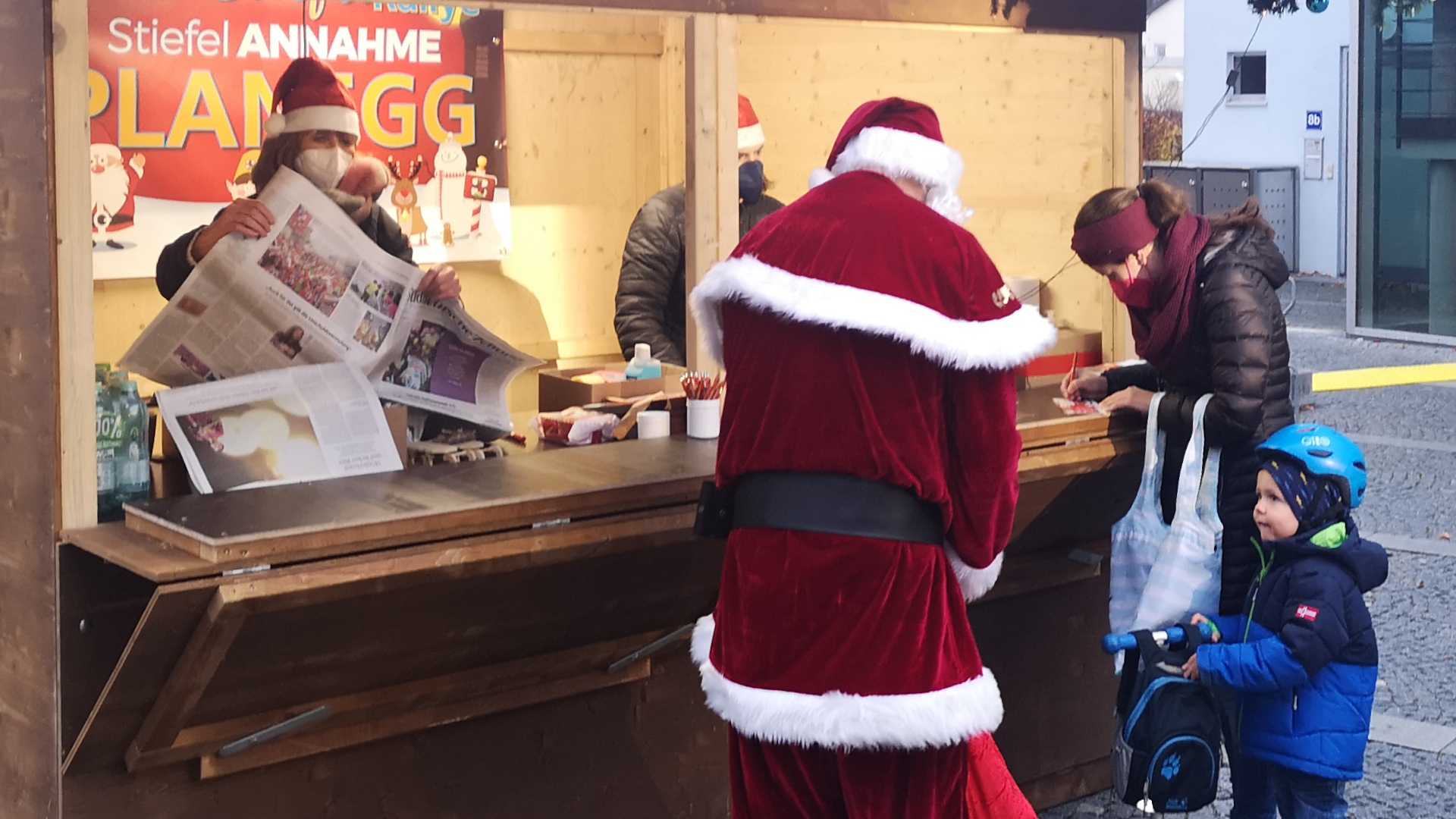 Erwartungsvolle Kinderaugen schauen bei der Stiefelabgabe mehr auf den Nikolaus (Foto: Unser Würmtal)