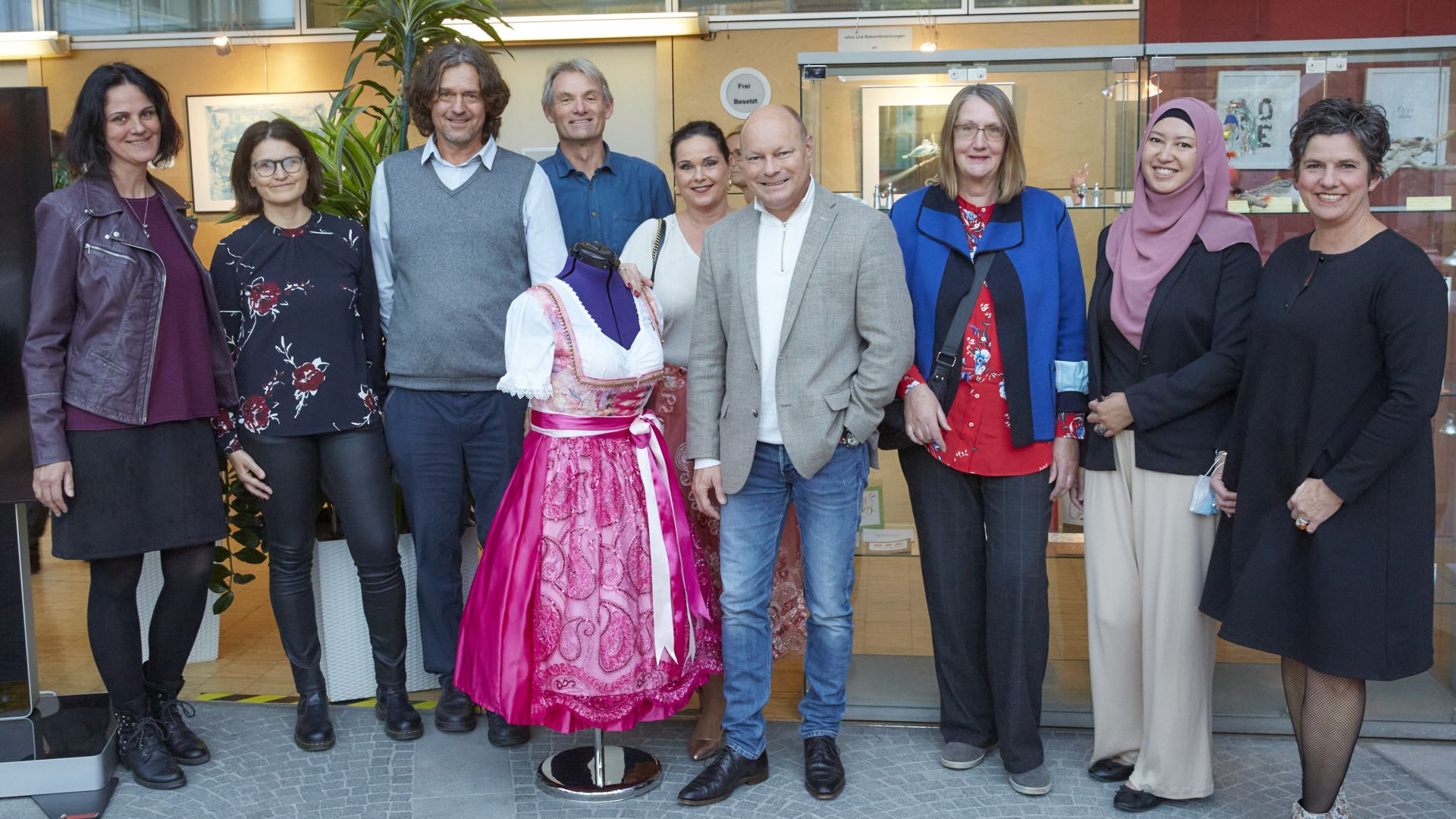 Die Künstlerinnen und Künstler aus dem blauen Rathaus (Foto: Gemeinde Planegg)