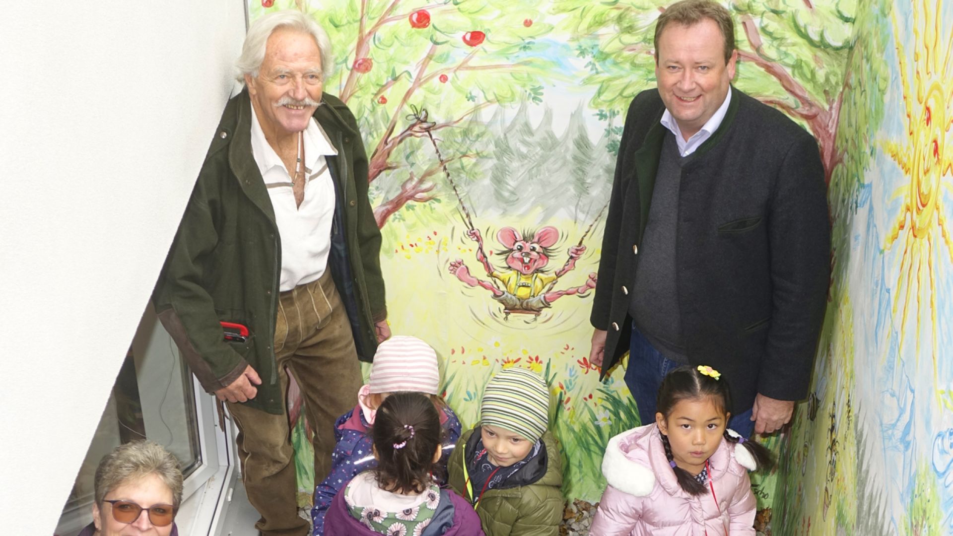 Künstler Joe Zintl (hinten links) und Bürgermeister Köstler (hinten rechts) mit  Sprachförderin Monika van der Zwaan (gerade noch sichtbar) und Kindergartenkindern (Foto: Birgit Doll)