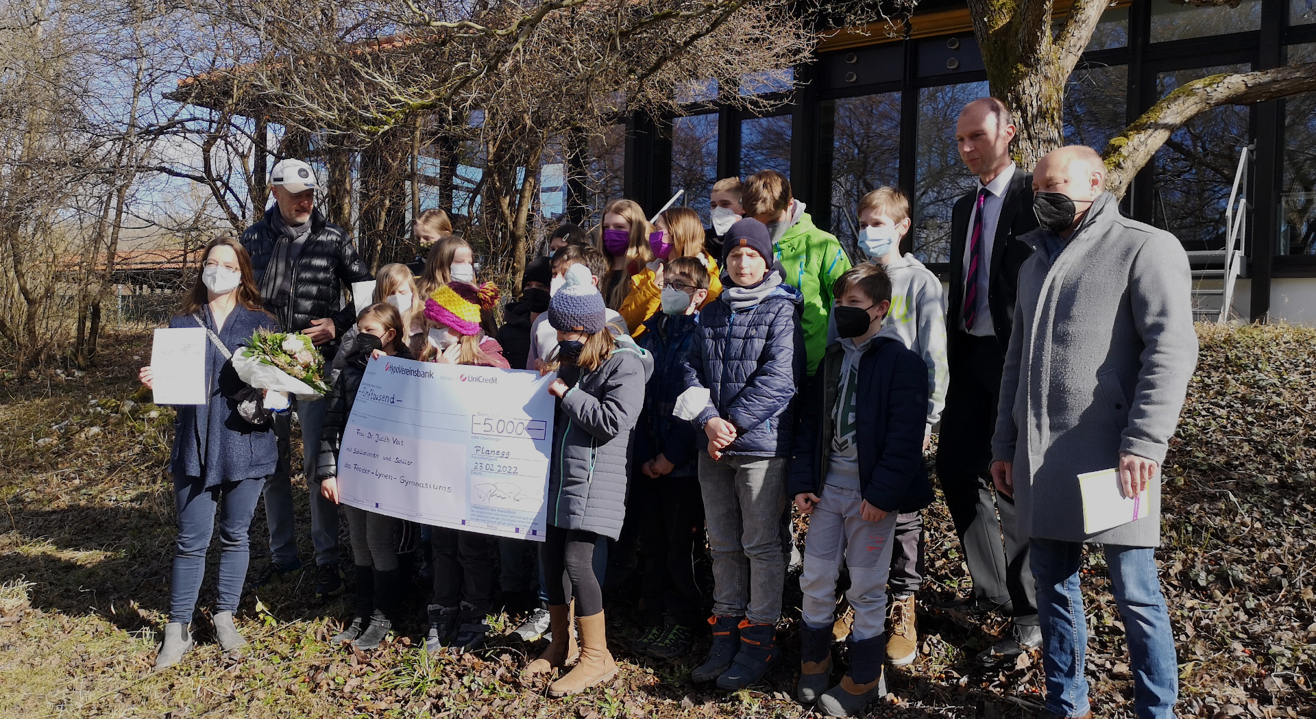 Der 1. Preis ging an die Schüler der Schulgarten AG unter Leitung von Dr. Judith Voit (li.) (Foto: Jürgen Haubeil/Unser Würmtal)