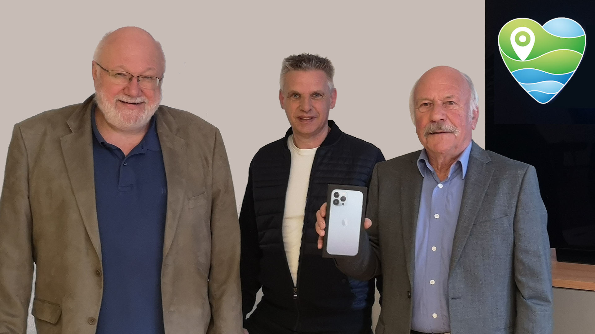 von rechts nach links: Der glückliche Gewinner Pierre Dupraz, Thomas Steiner (Geschäftsführer von Unser Würmtal) und Jürgen Haubeil (Organisation des Gewinnspiels) (Foto: Unser Würmtal)