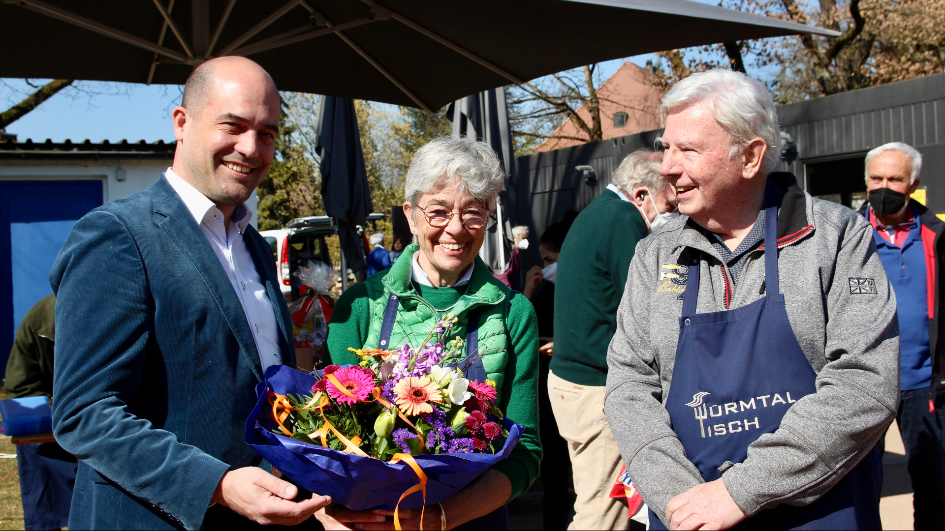 Abschiedsblumen für Petra Schaber von Gemeindevertreter Wolfgang Balk (l.) und Joachim Schrader als Vertreter des Diakonievereins (Foto: Ulrike Seiffert / Unser Würmtal)