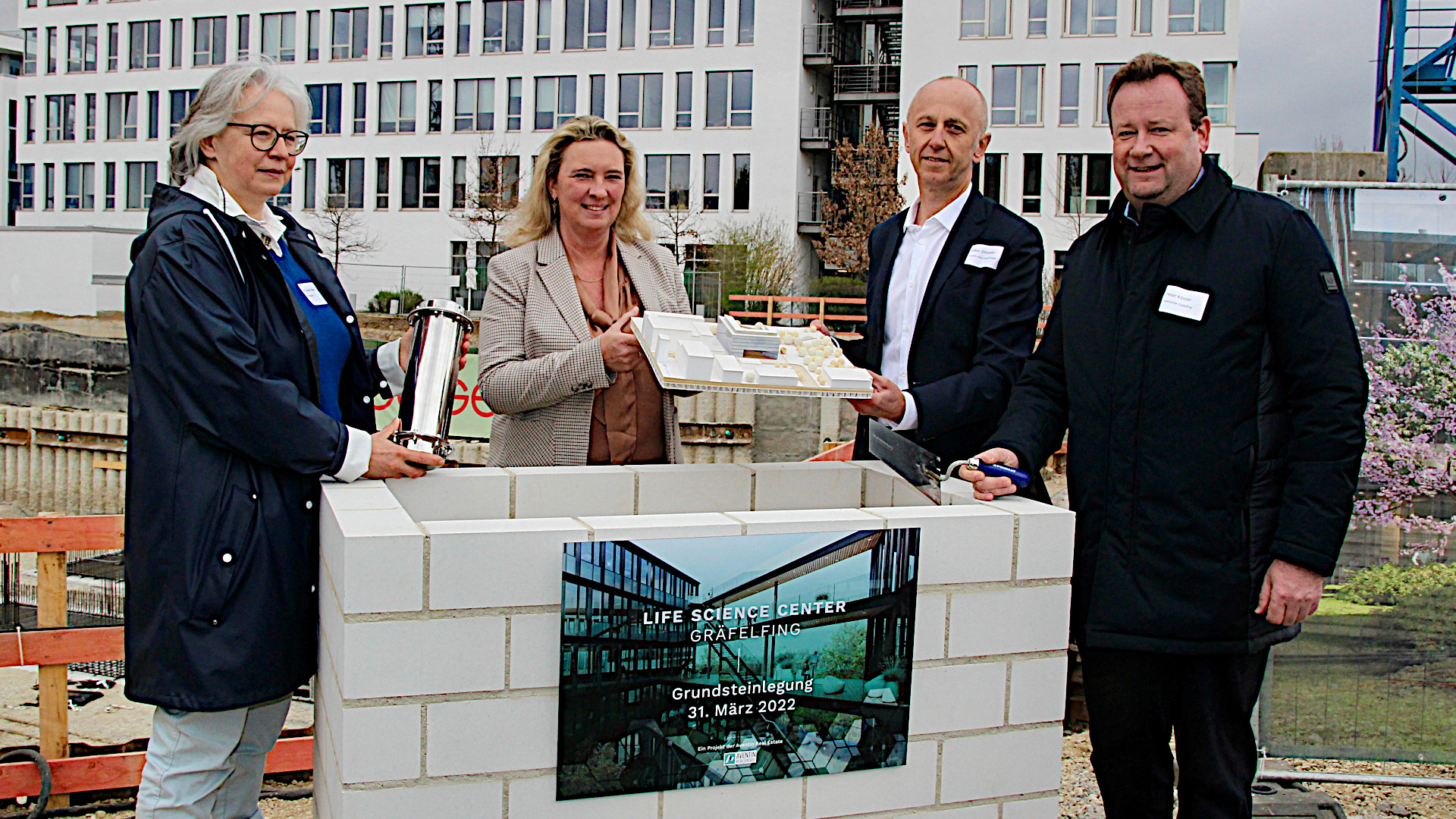 v.l.: Gundel Hager (Geschäftsführerin Crelux GmbH), Landtagsabgeordnete Kerstin Schreyer, Volker Dittmeier vom Bauinvestor Agentin Real Estate und der Gräfelfinger Bürgermeister Peter Köstler (Foto: U. Seiffert/Unser Würmtal)