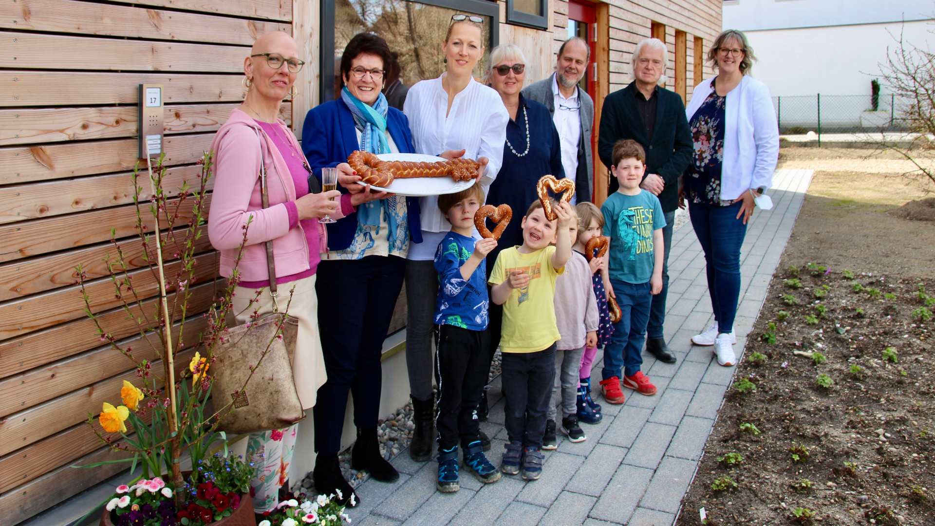 v.l.: Elternvorstand Ines Graf, Bürgermeisterin Brigitte Kössinger, Leiterin Balbina Geithner, Bauamtsleiterin Christiane Mit, Architekt Matthias Kruppa, Bauleiter Jürgen Johannes und Leiterin Soziales im Rathaus Gauting Alexandra Heckl.