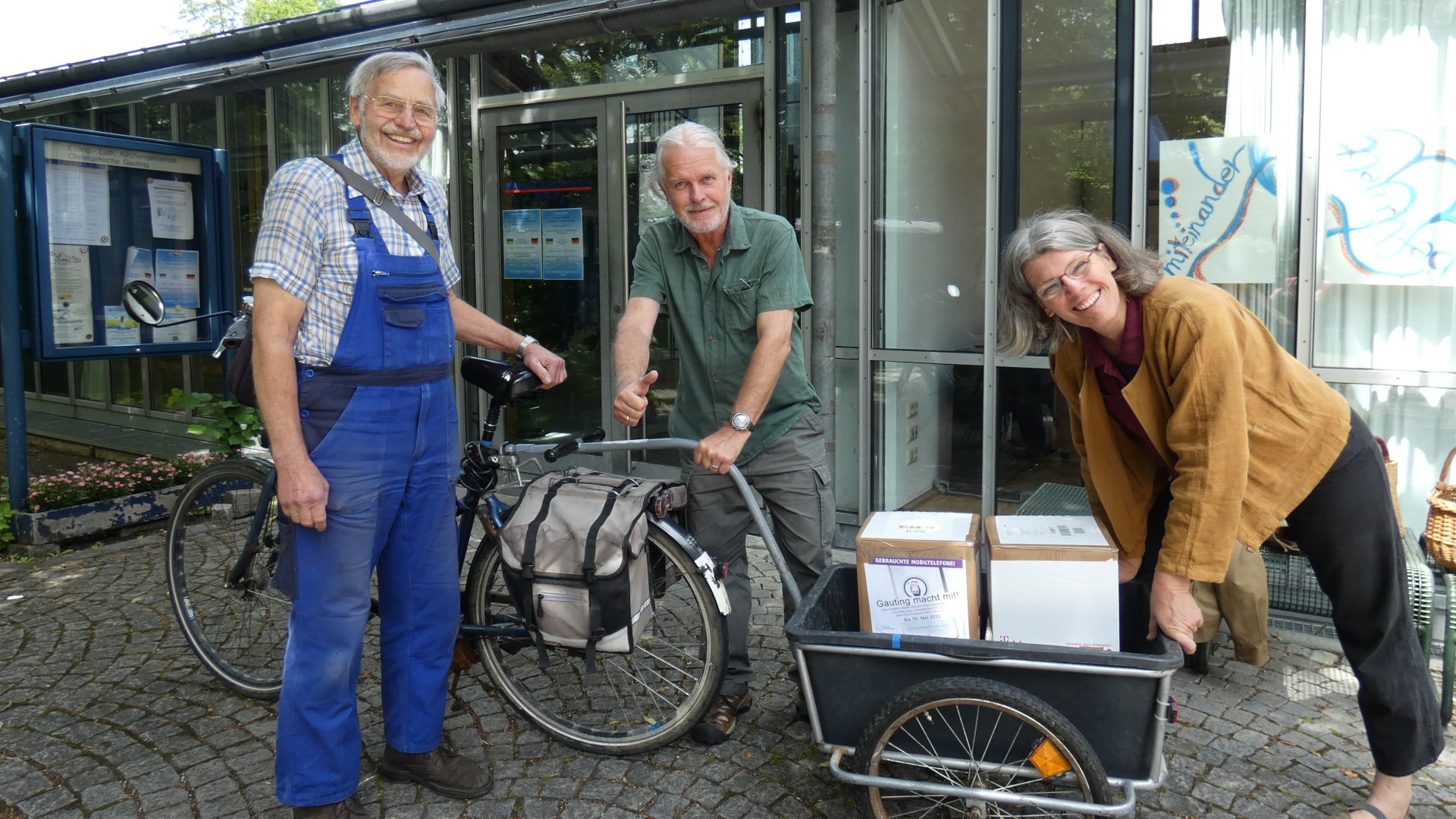 Am Ende der Sammelaktion wurden die Althandys zur Christuskirche gebracht. Helmut von Kracht, Wilhelm Rodrian und Christiane Lüst (v.l.) beim Transport. (Foto: Ulrike Seiffert / Unser Würmtal)