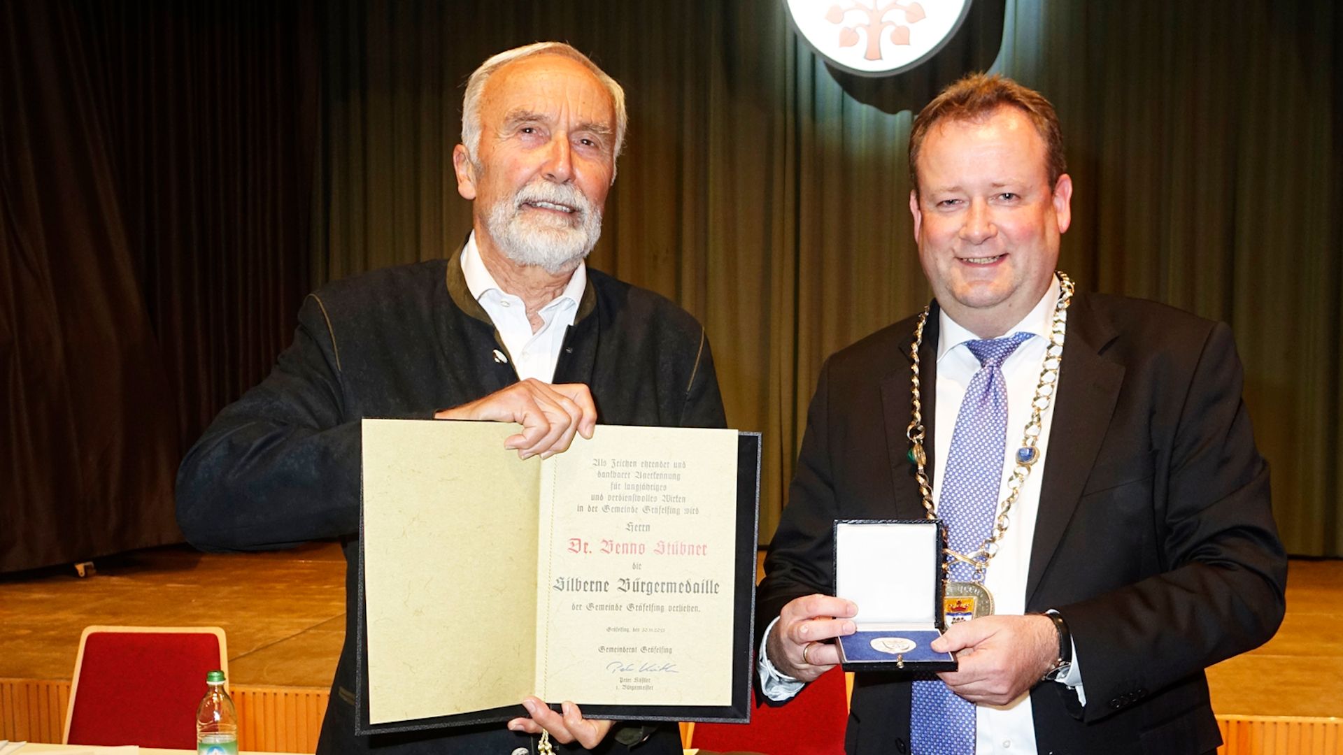 Dr. Benno Stübner und Bürgermeister Peter Köstler bei der Übergabe der Silberne Bürgermedaille der Gemeinde Gräfelfing (Foto: Birgit Doll/Gemeinde Gräfelfing)