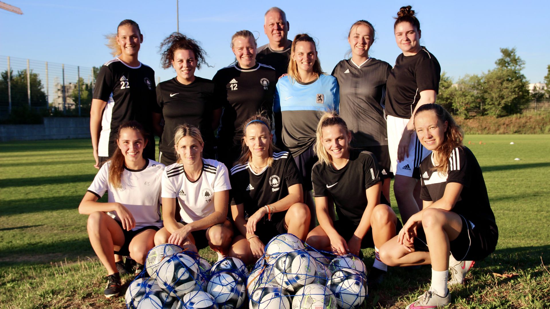 Die Neurieder und eigentlich Würmtaler Frauenfußballmannschaft mit ihren Trainern Helmut Mayerhofer (hinten Mitte) und Emma Zielinski (vorn 2.v.l.). (Foto: Ulrike Seiffert / Unser Würmtal)