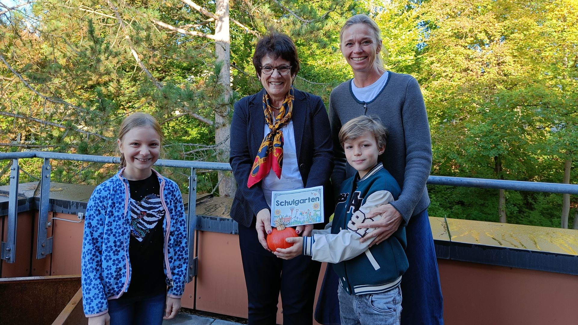 Ein Kürbis für Bürgermeisterin Dr. Kössinger (links) (Foto: Gemeinde Gauting)