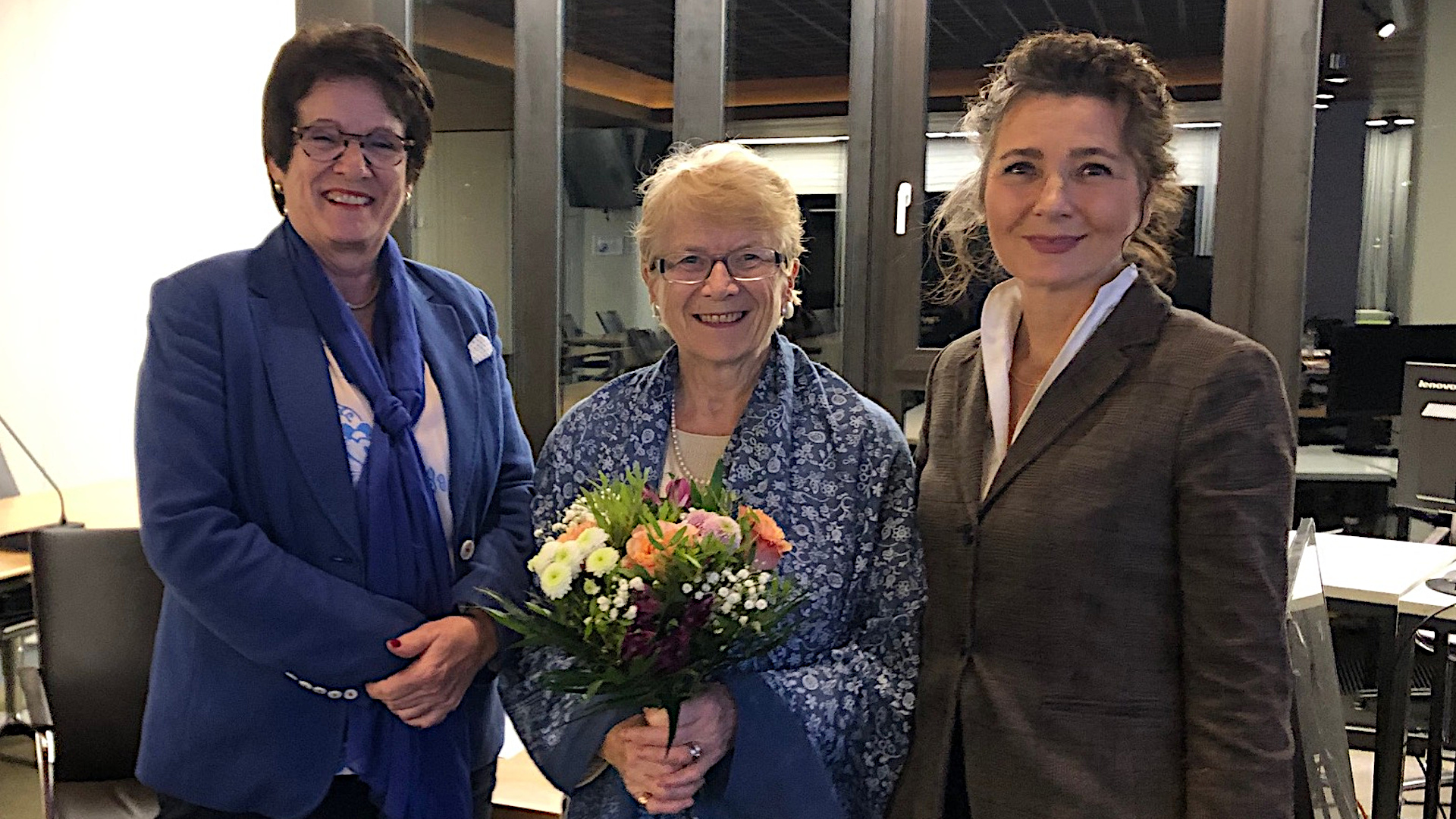 von links: Bürgermeisterin Dr. Brigitte Kössinger, Rosemary Hager und Jasmin Klingan bei der Ernennung zum Ehrenmitglied (Foto: Musikschule Gauting-Stockdorf)