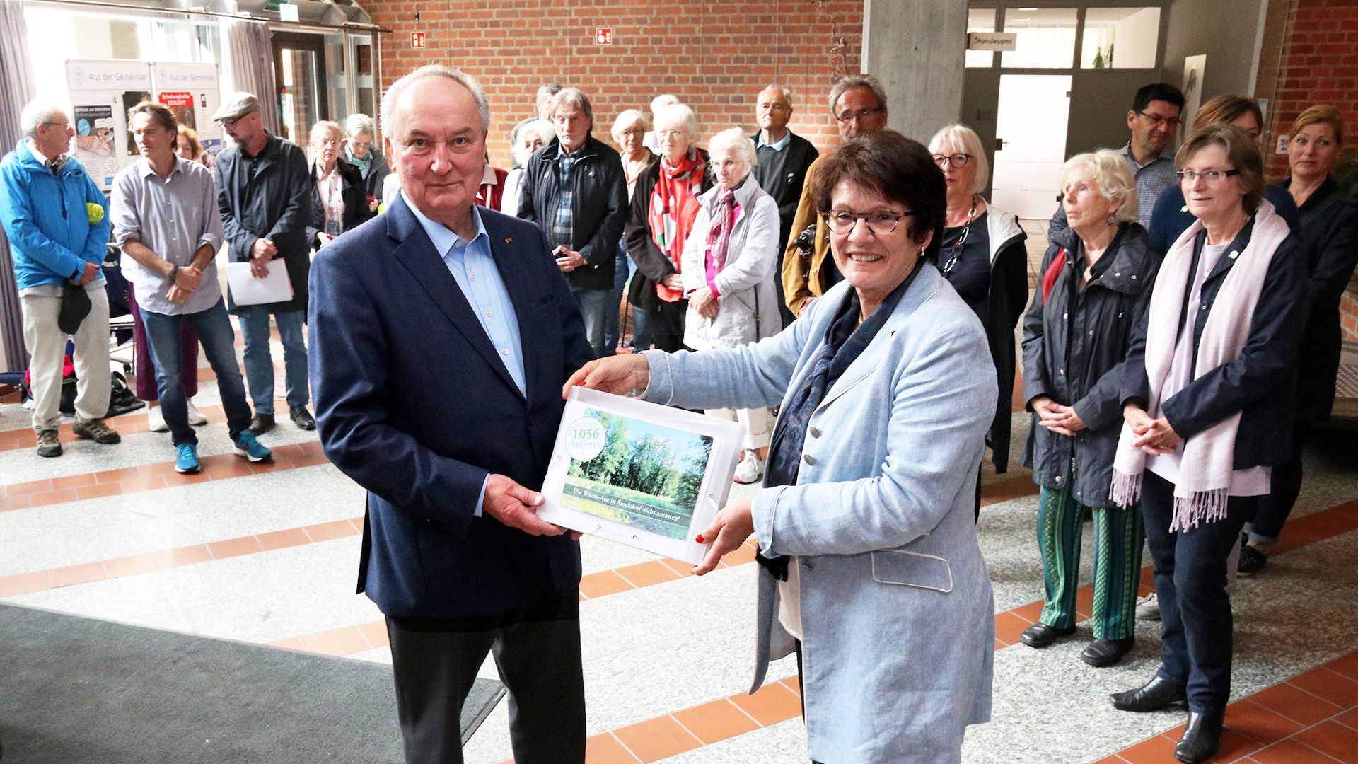 Bernd Krönert übergibt die gesammelten Unterschriften an Bürgermeisterin Dr. Brigitte Kössinger (Foto: Dagmar Rutt)