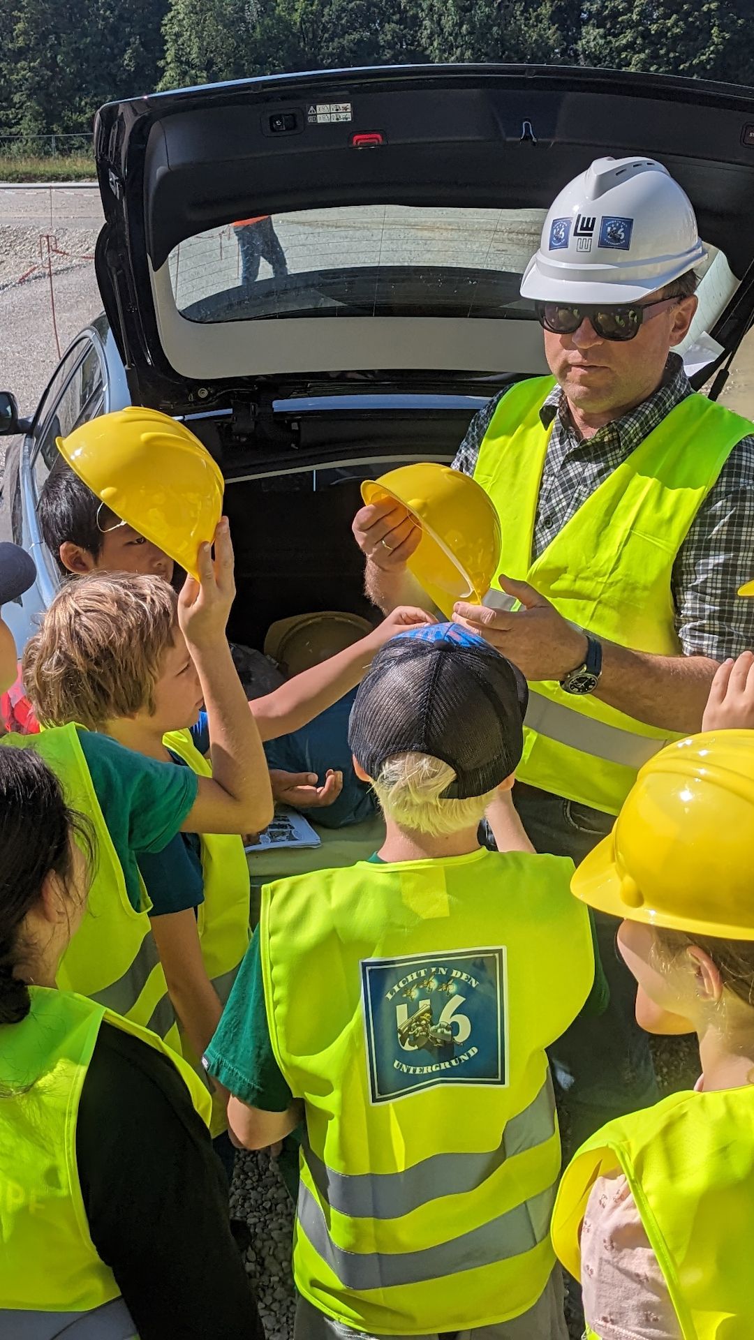 Erstmal wurden Schutzwesten und Helme an alle verteilt (Foto: Unser Würmtal)