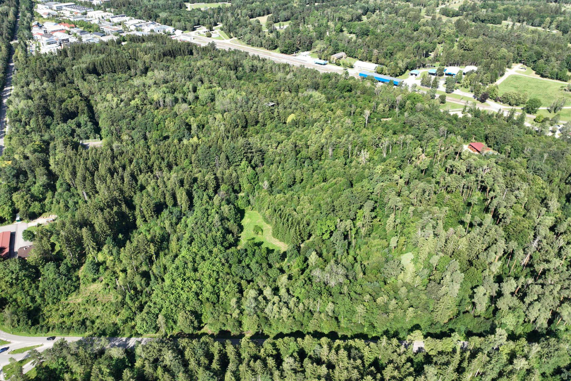 Blick nach Westen - im Vordergrund die Germeringer Straße, hinten die KIM. Klick öffnet hochauflösendes Bild (Foto: Unser Würmtal)