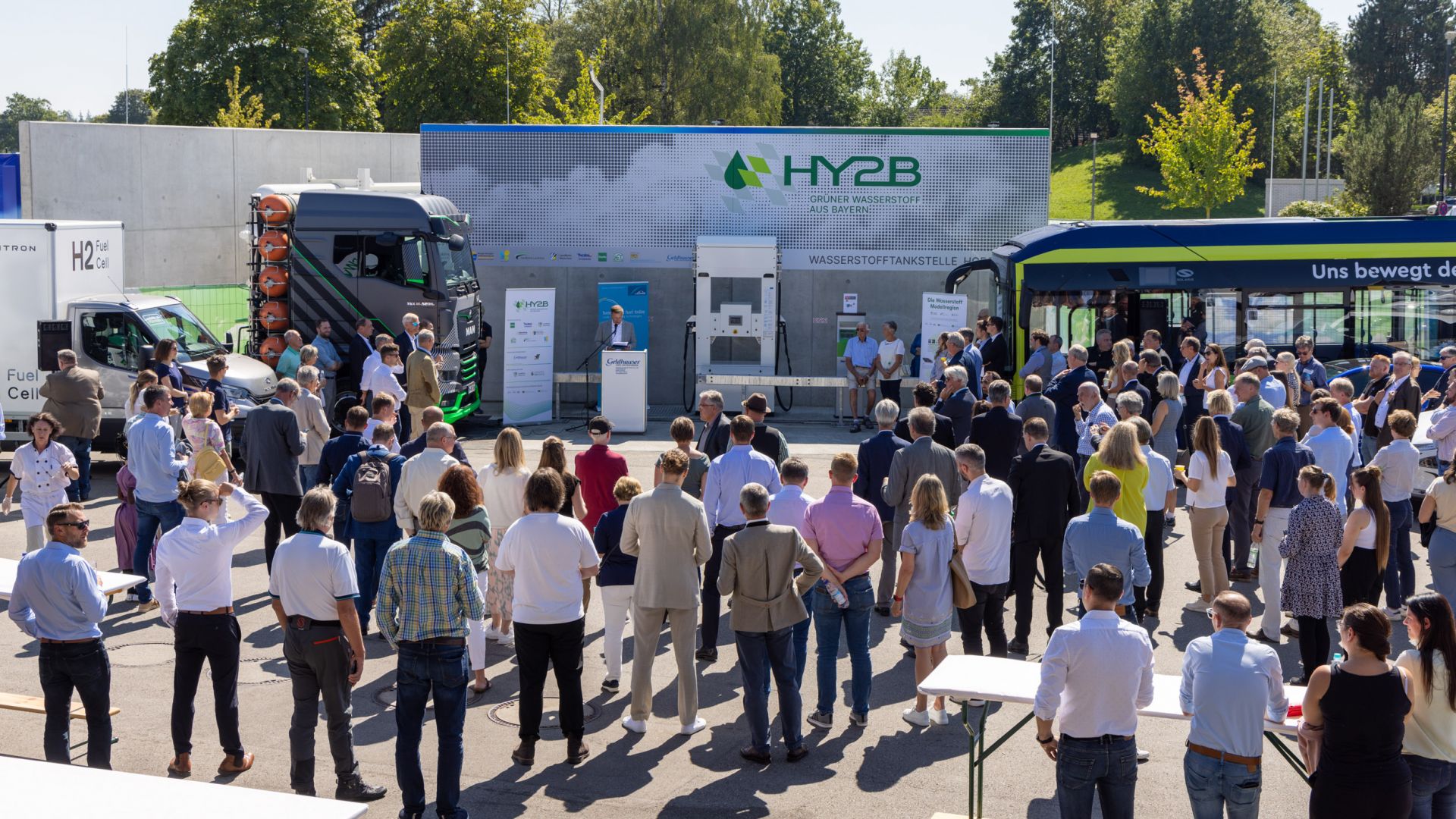 Wasserstofftankstelle mit den Gesellschaftern der Hy2B Wasserstoff GmbH und Projektpartnern