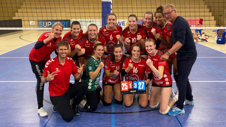 Die erste Damen-Volleyballmannschaft des TV Planegg-Krailling freut sich über den ersten Saisonsieg in der 2. Bundesliga (Foto: TVPK)