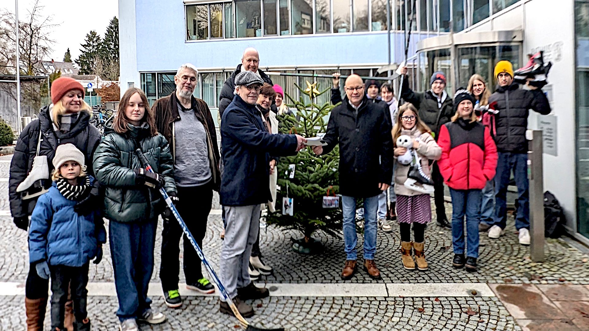 Übergabe der Unterschriftenlisten durch Ulrich Braun an Bürgermeister Hermann Nafziger vor dem Planegger Rathaus (Foto: Unser Würmtal)