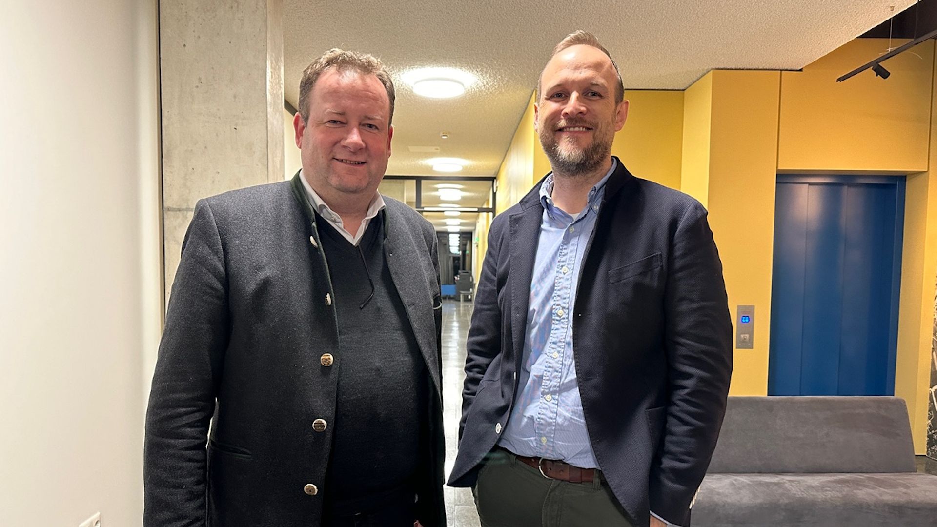 Peter Köstler und Architekt Rolf Unser beim Umtrunk zur Eröffnung des neuen Sitzungssaals (Foto: Unser Würmtal)