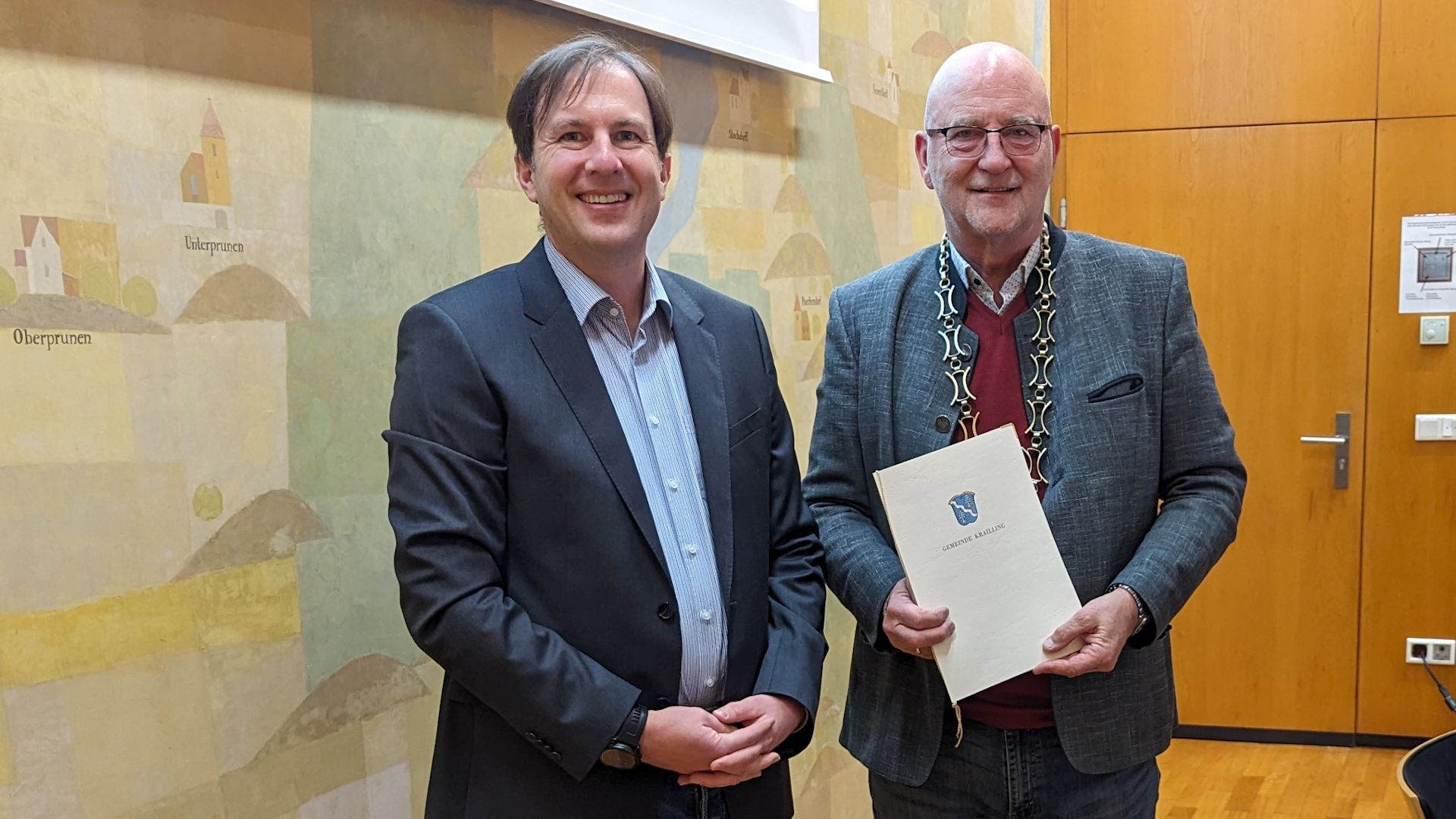 Jürgen Batzer (li) nach der Vereidigung mit Bürgermeister Rudolph Haux (Foto: Unser Würmtal)