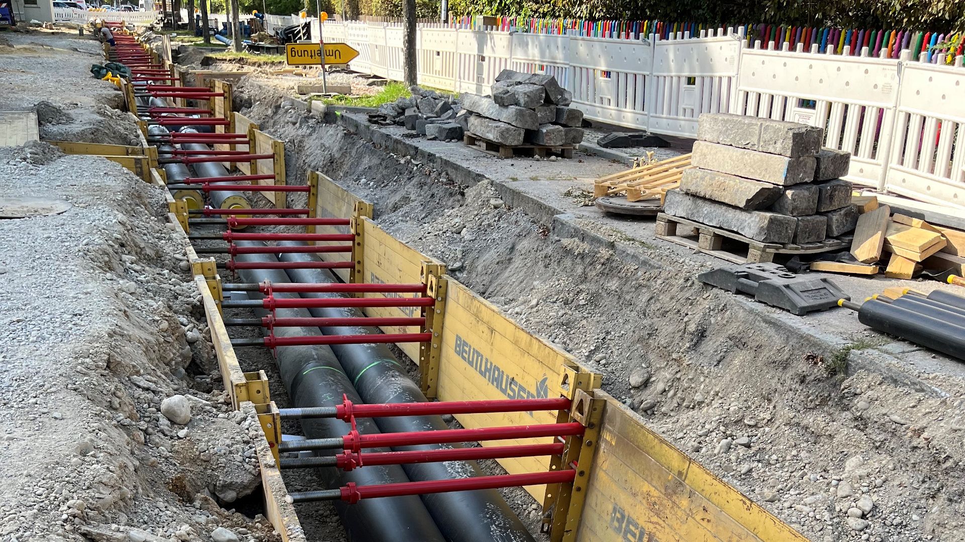 Wie schon im ersten Bauabschnitt wird nicht nur die Straße saniert, sondern auch gleich die Fernwärmerohre verlegt (Foto: Gemeinde Gräfelfing)