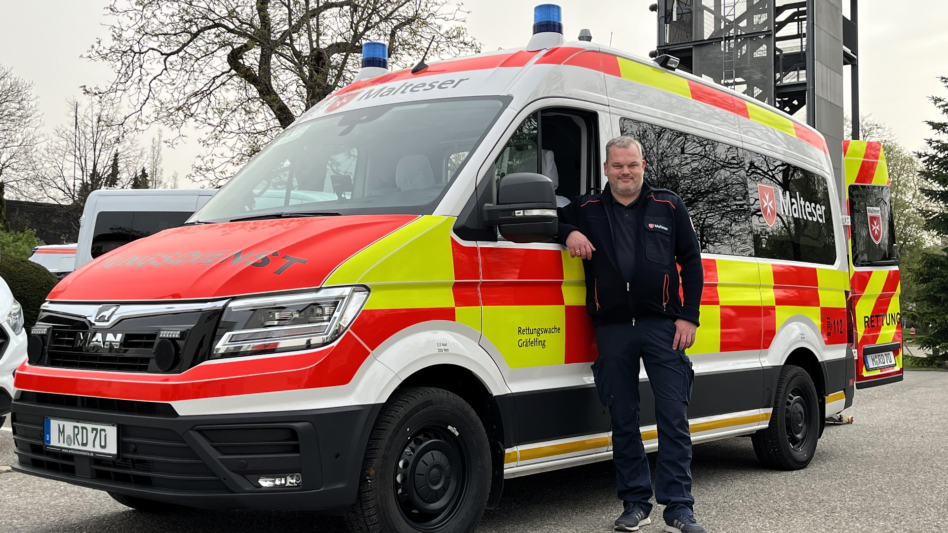 Malteser Wachleiter Björn Konrad freut sich über die Vorzüge und technischen Neuerungen des MAN Krankentransportwagen (Foto: Julia Krill)