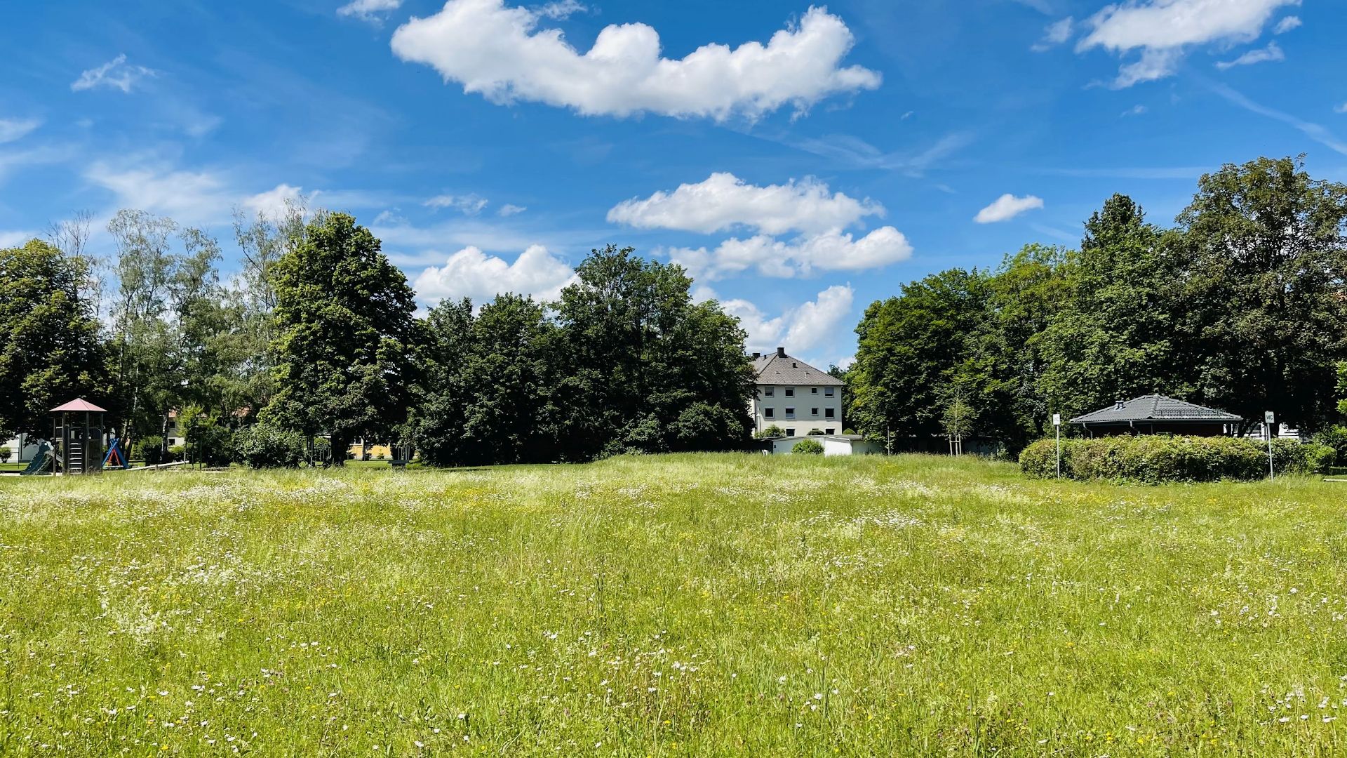 Mitten im Grünen entsteht auf dem Freizeit-Gelände am Anger ein Fitness-Parcour (Foto: Birgit Doll / Gemeinde Gräfelfing)