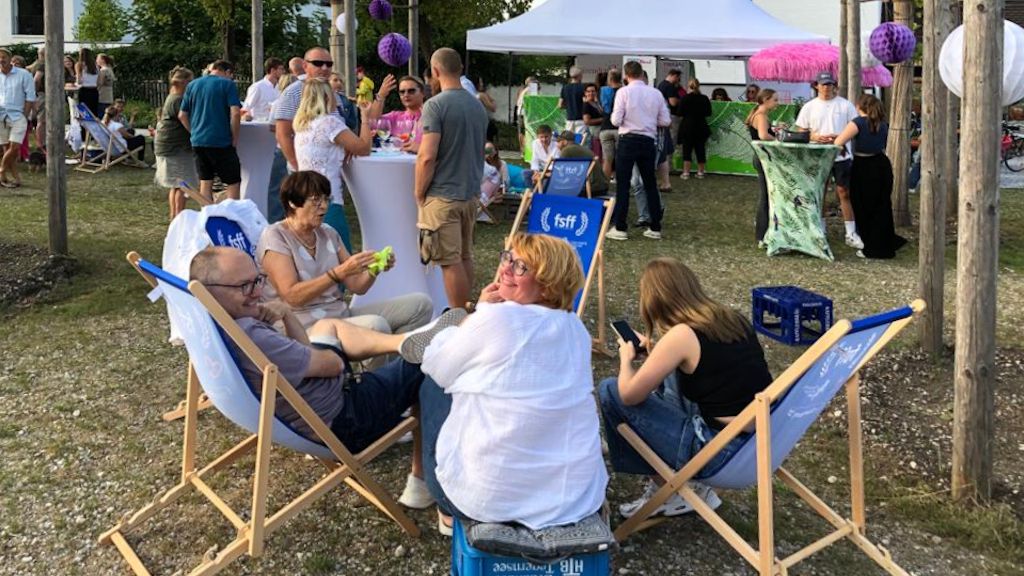 Der FEIERabend 2023 begann gemächlich - zum Ende herrschte dichtes Gedränge an der Bar (Foto: Freudentränen e.V.)