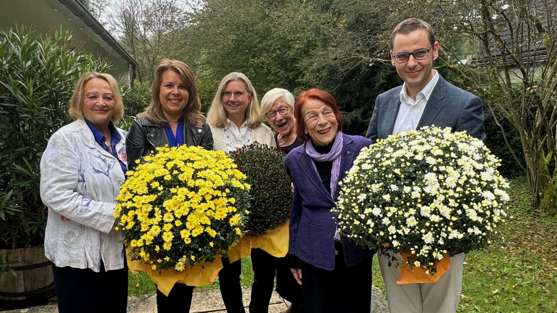 Es gratulieren v.l.n.r.: Sabine Leutheusser-Schnarrenberger, Britta Hundesrügge, Eva Schroth, Christa von Einem, Markus Deschler (Foto: FDP)