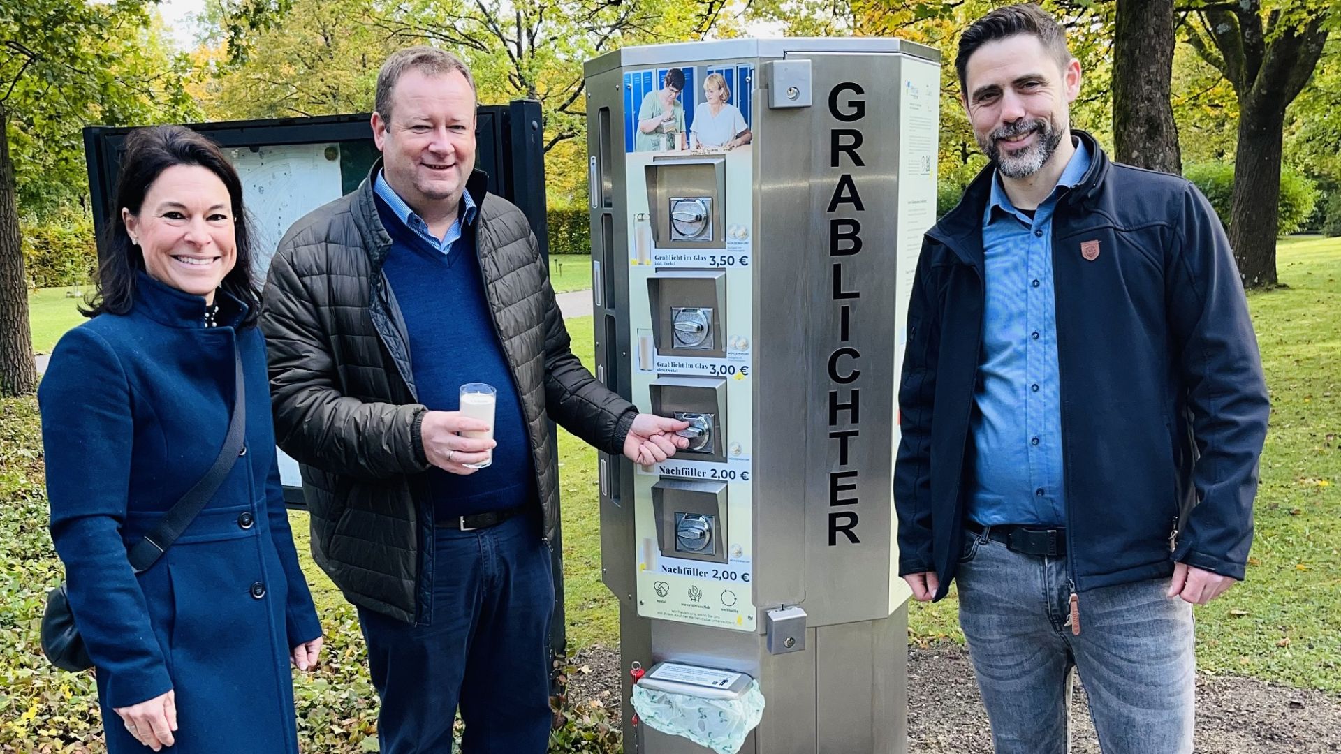 Der neue Grablichtautomat wurde von Petra Hierl-Schmitz, Bürgermeister Peter Köstler und Armin Steckenbauer eingeweiht (Foto: Birgit Doll)