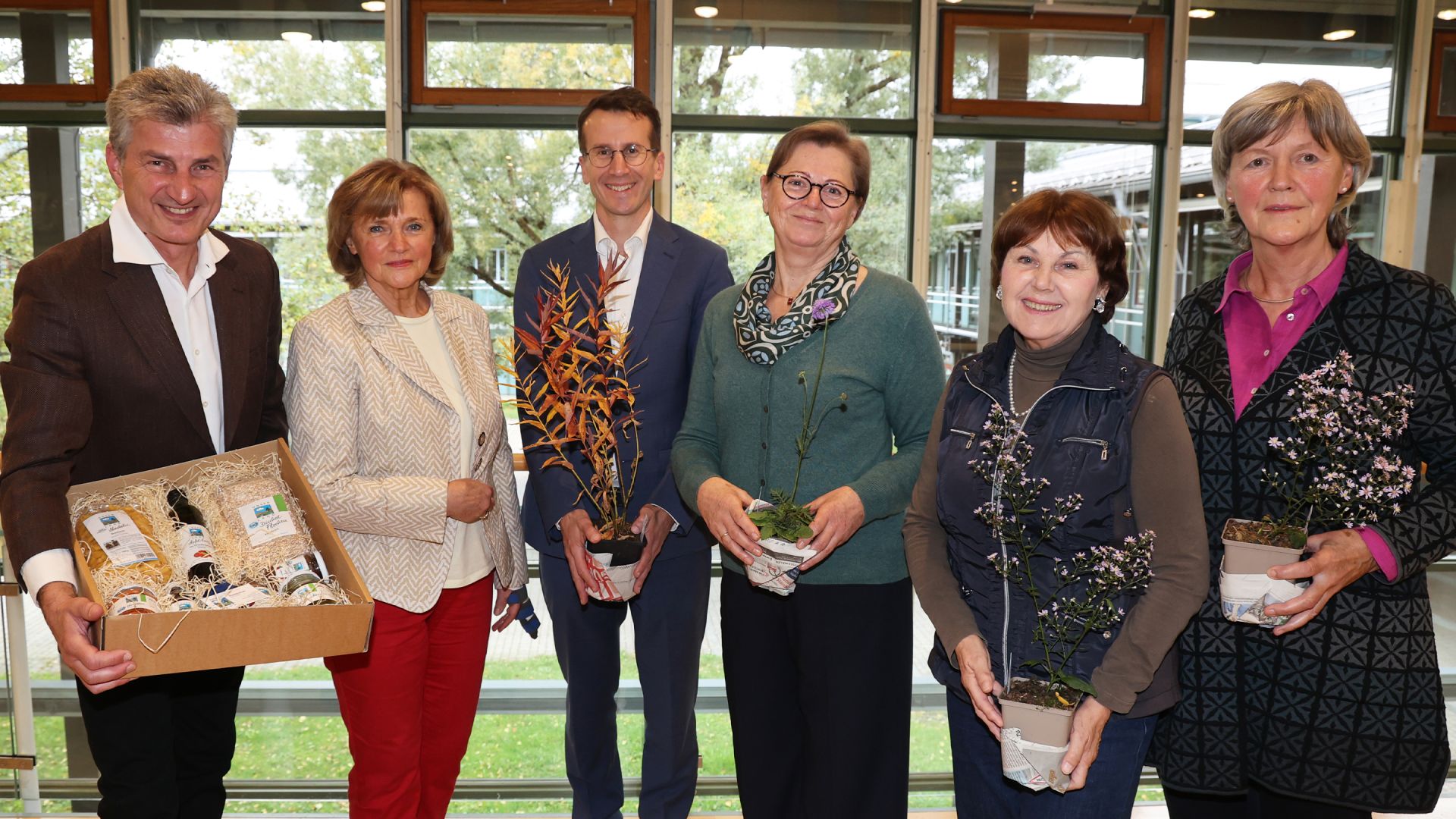 v.l. Kreisfachberater Jürgen Ehrhardt, Ursula Lechner, Landrat Stefan Frey, Johanna Walser, Agnes Stöger und Annemarie Pentenrieder